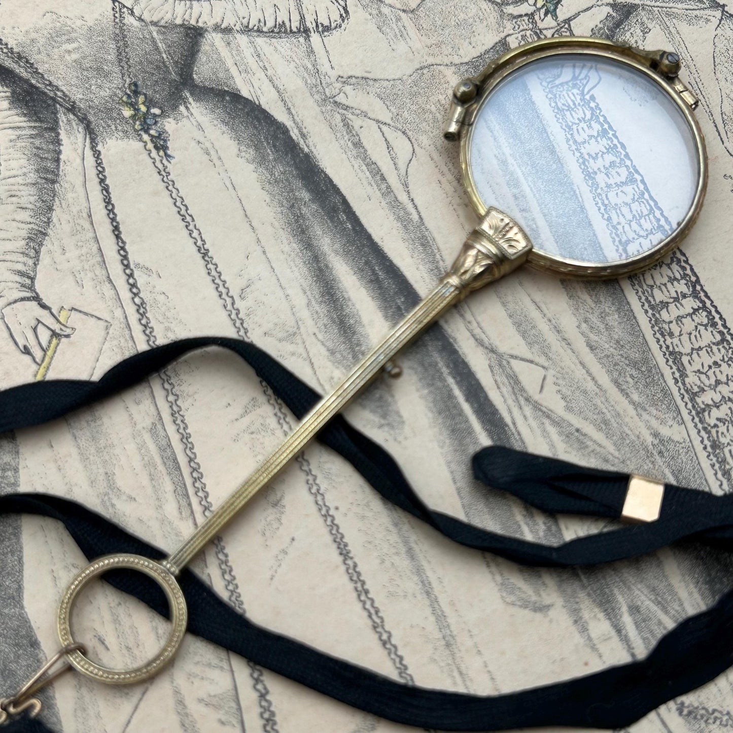 Antique folding lorgnettes magnifiers with ornate frames filled gold 1/20 folding with old ribbon - Splendid Vintage World