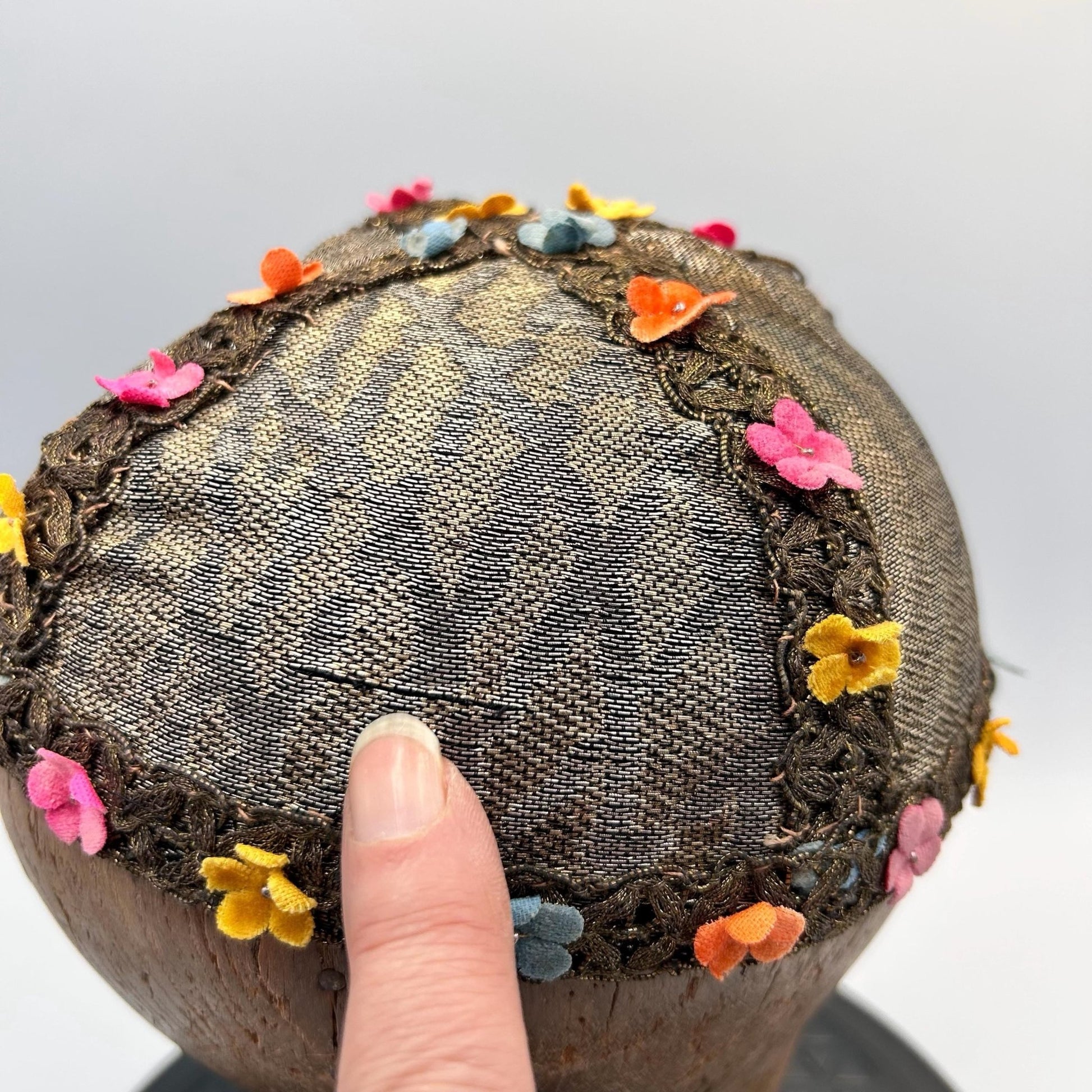 1920s 30s lame’ skull cap with velvet flower decoration 54 cm diameter - Splendid Vintage World