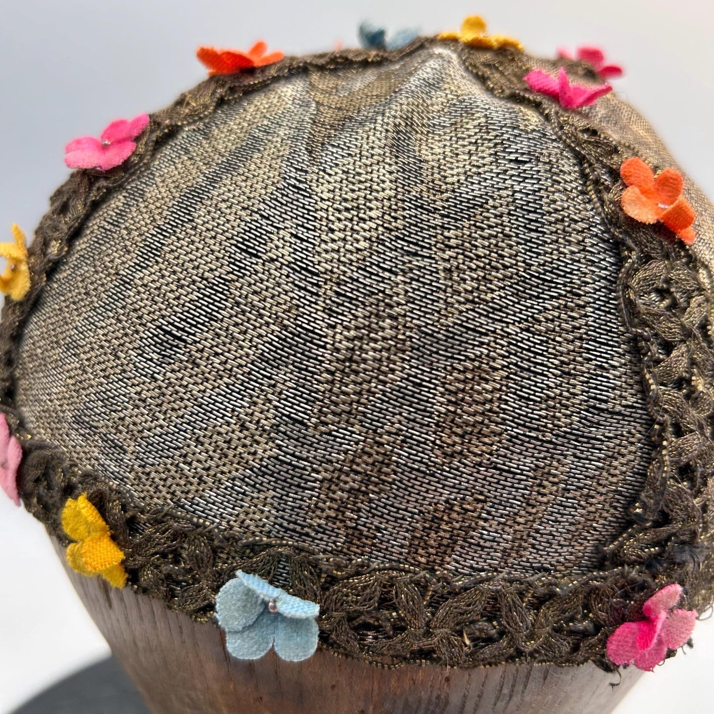 1920s 30s lame’ skull cap with velvet flower decoration 54 cm diameter - Splendid Vintage World