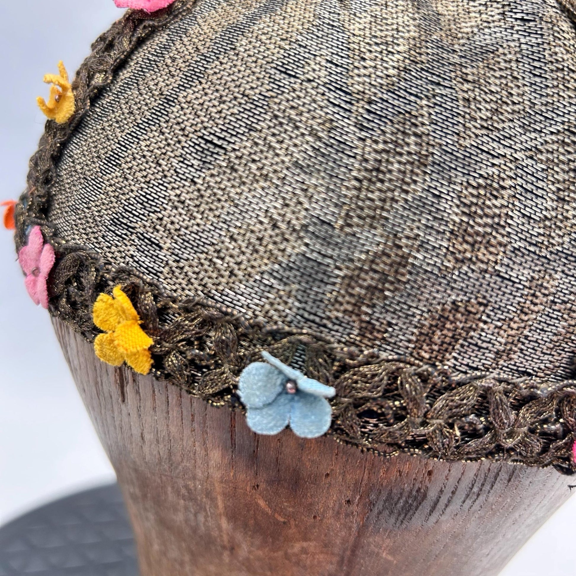 1920s 30s lame’ skull cap with velvet flower decoration 54 cm diameter - Splendid Vintage World