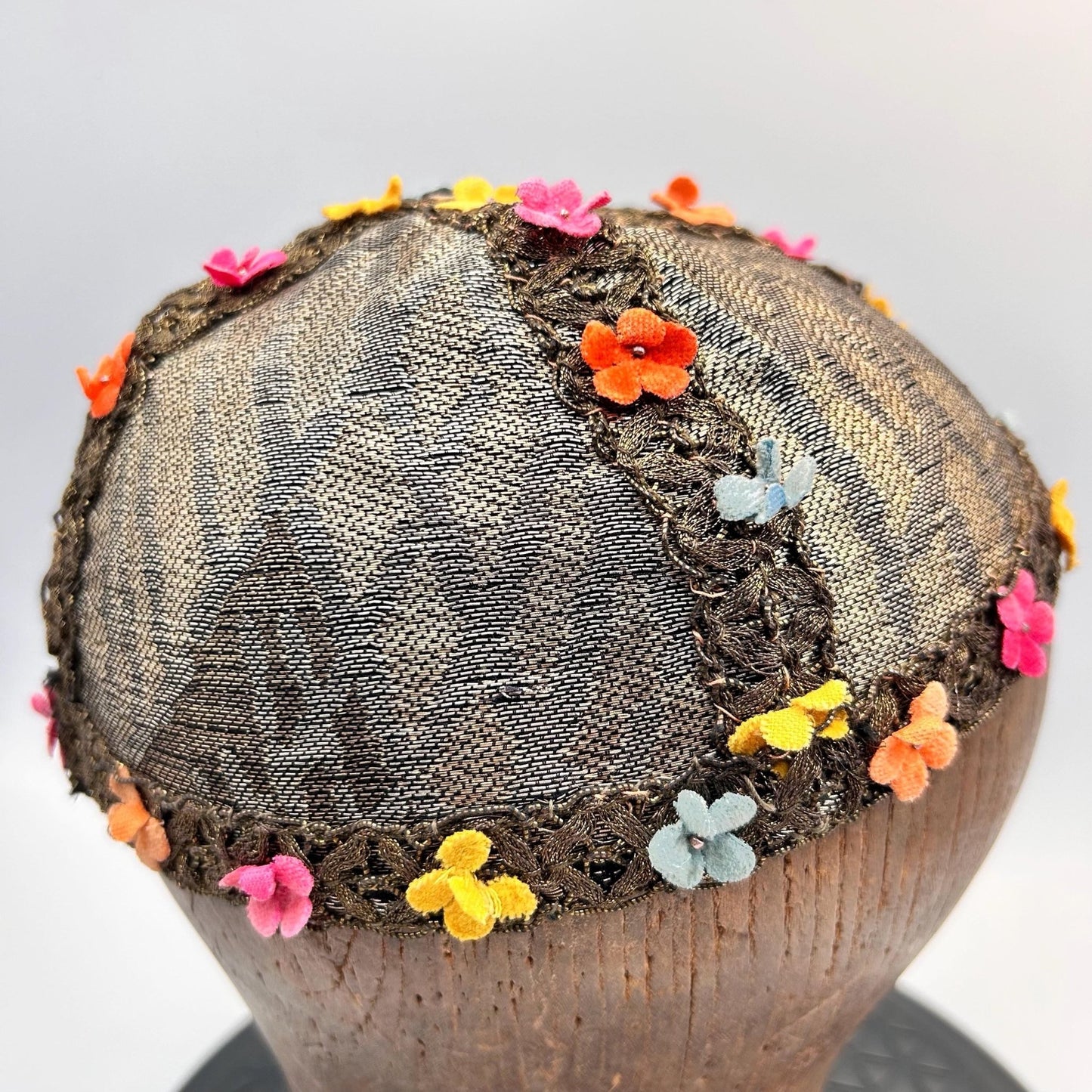 1920s 30s lame’ skull cap with velvet flower decoration 54 cm diameter - Splendid Vintage World