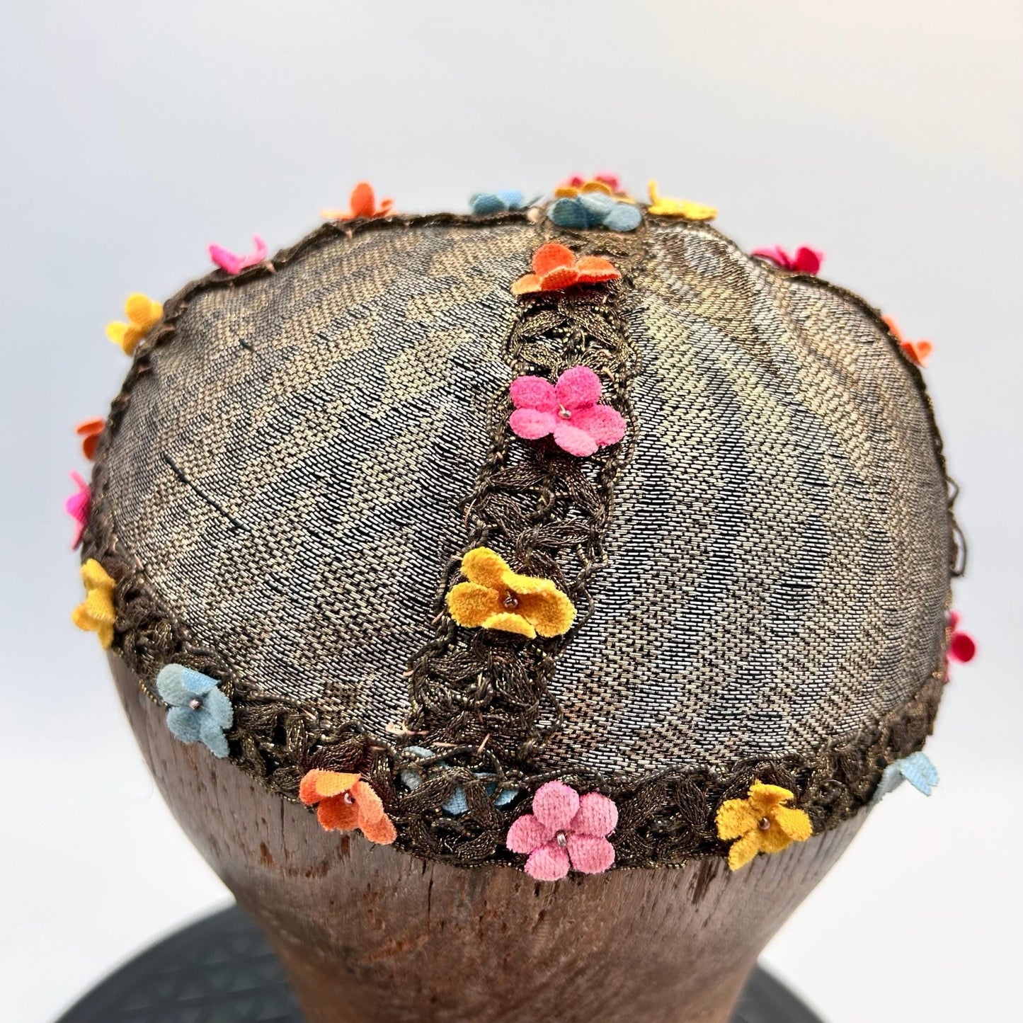 1920s 30s lame’ skull cap with velvet flower decoration 54 cm diameter - Splendid Vintage World