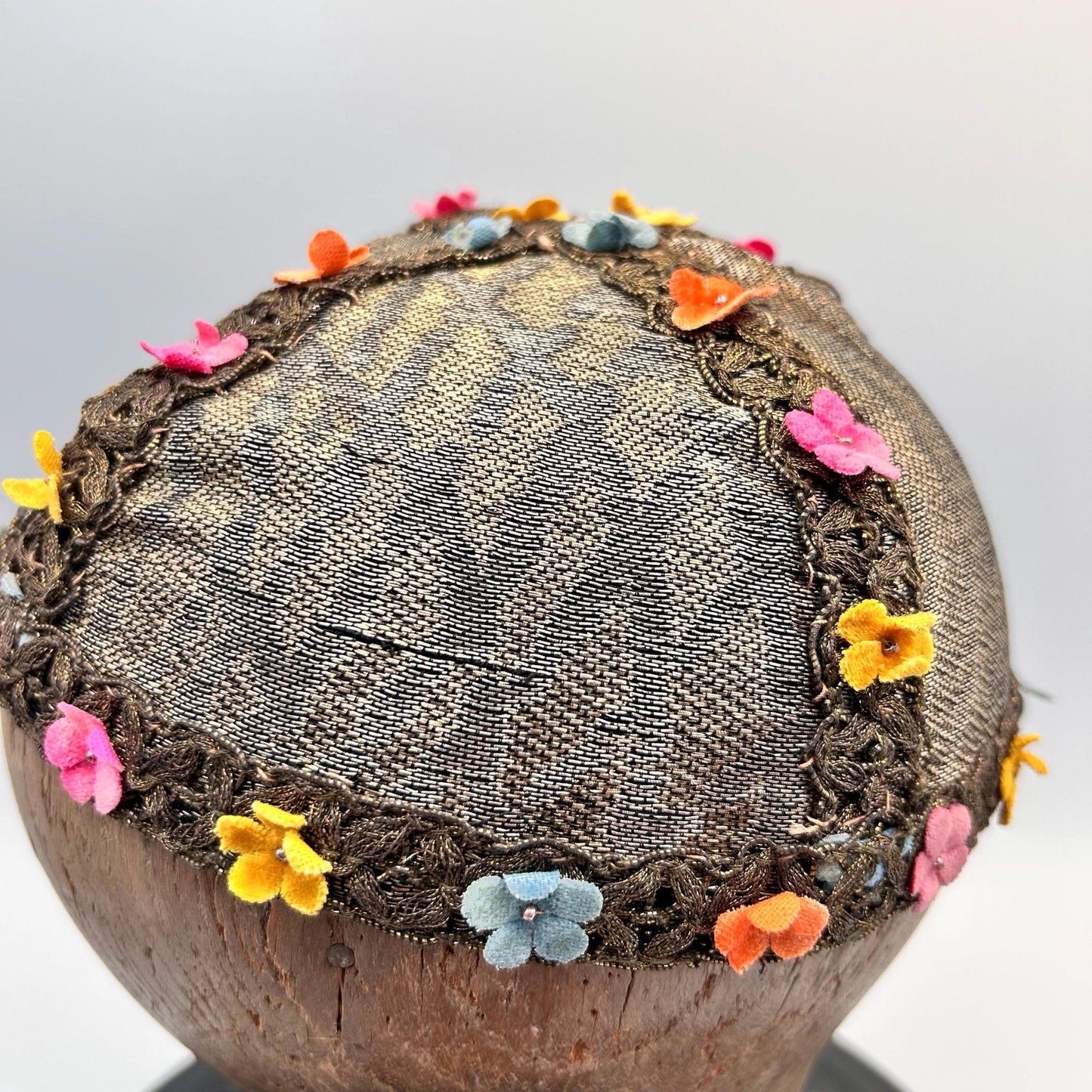 1920s 30s lame’ skull cap with velvet flower decoration 54 cm diameter - Splendid Vintage World