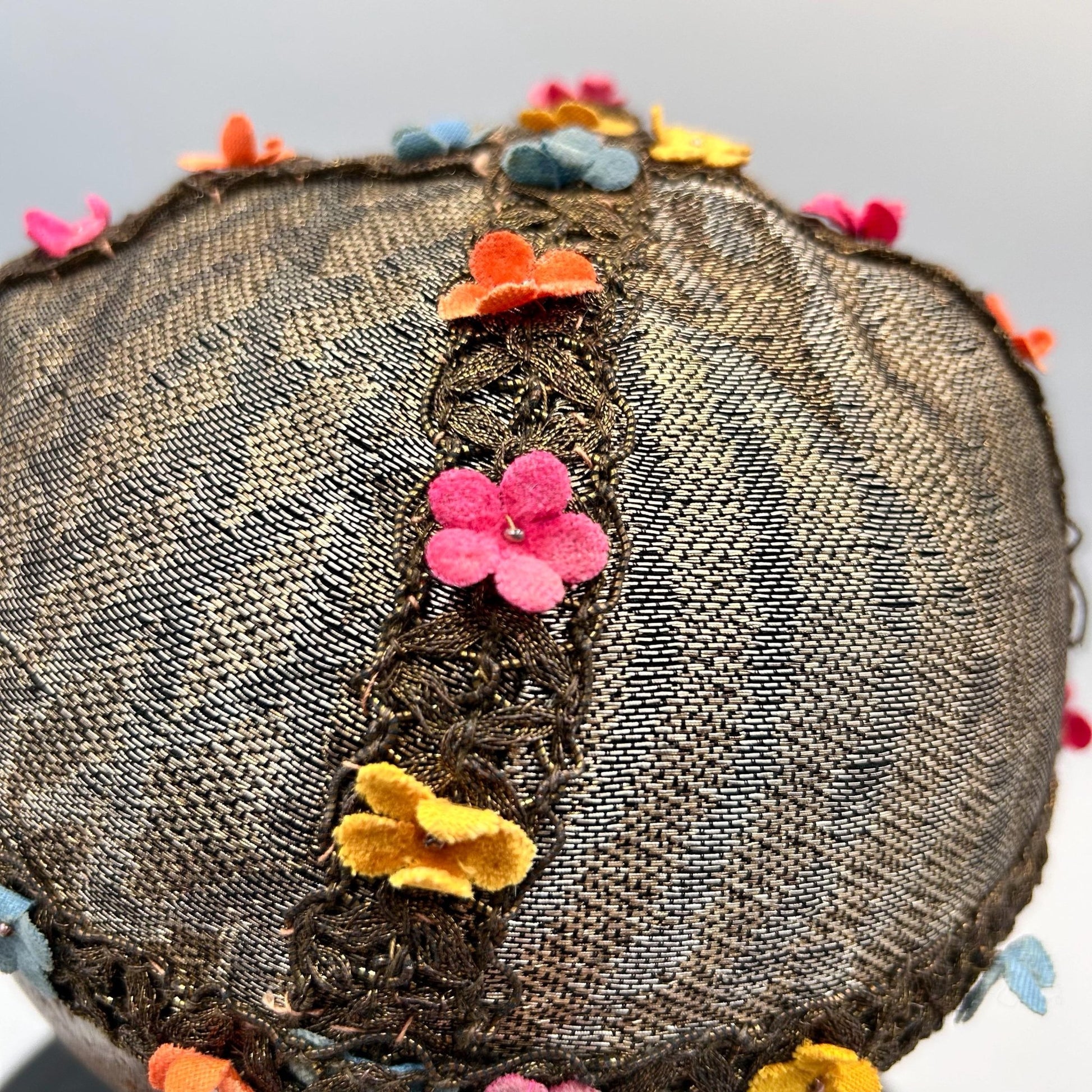1920s 30s lame’ skull cap with velvet flower decoration 54 cm diameter - Splendid Vintage World