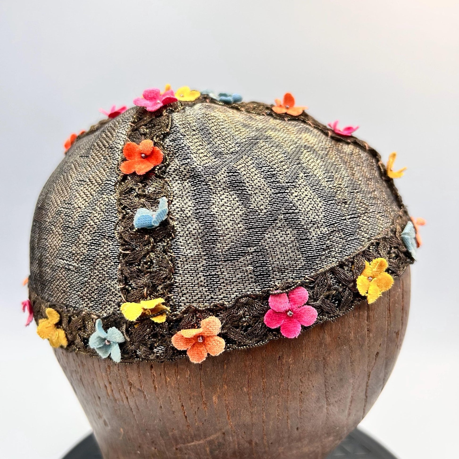 1920s 30s lame’ skull cap with velvet flower decoration 54 cm diameter - Splendid Vintage World