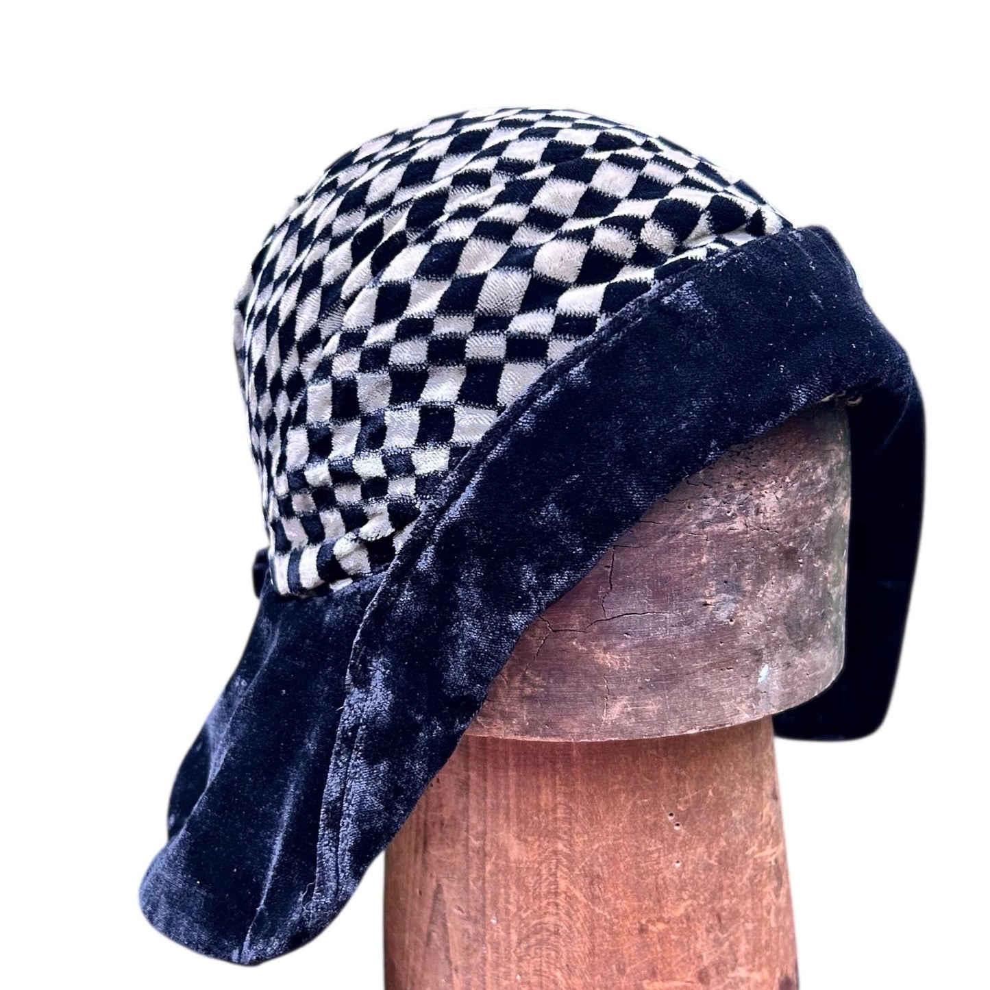 1920s velvet cloche hat, chequered with original hat flash - Splendid Vintage World