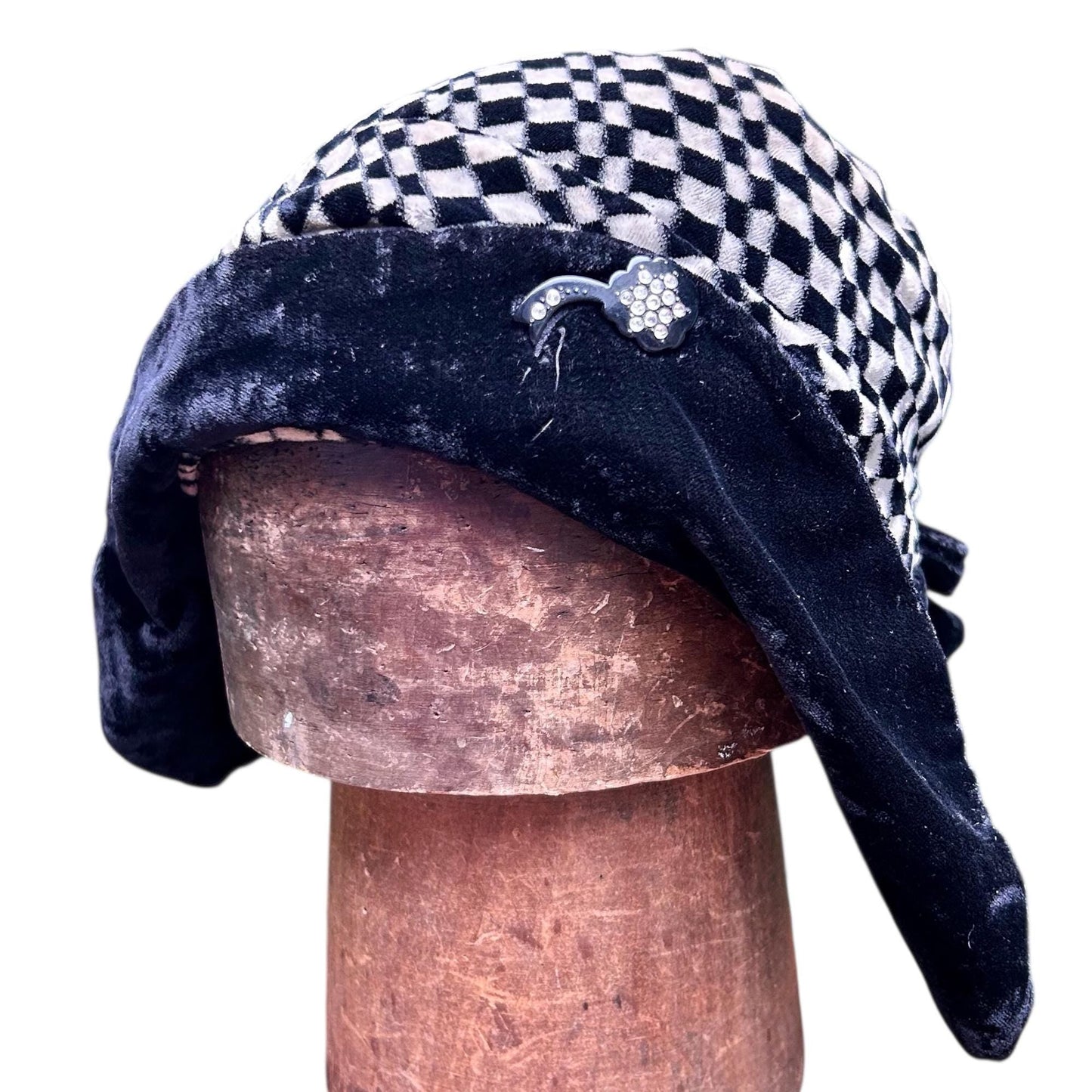 1920s velvet cloche hat, chequered with original hat flash - Splendid Vintage World