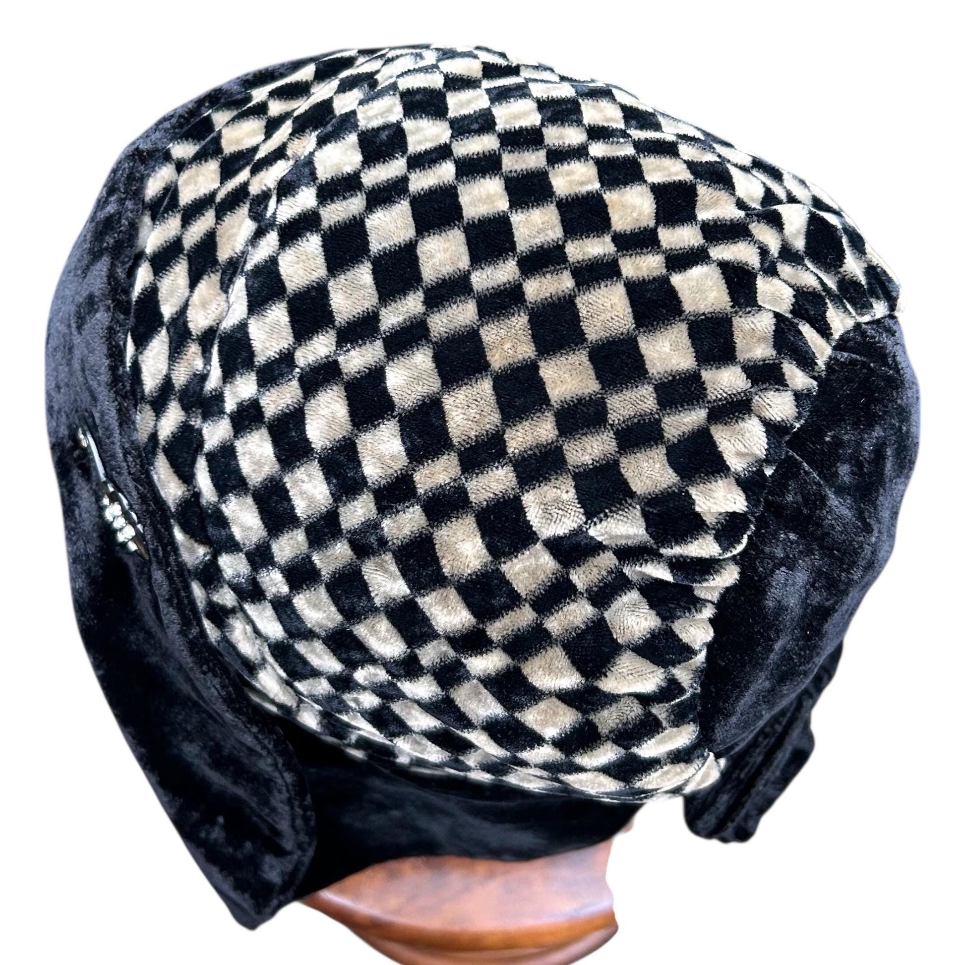 1920s velvet cloche hat, chequered with original hat flash - Splendid Vintage World