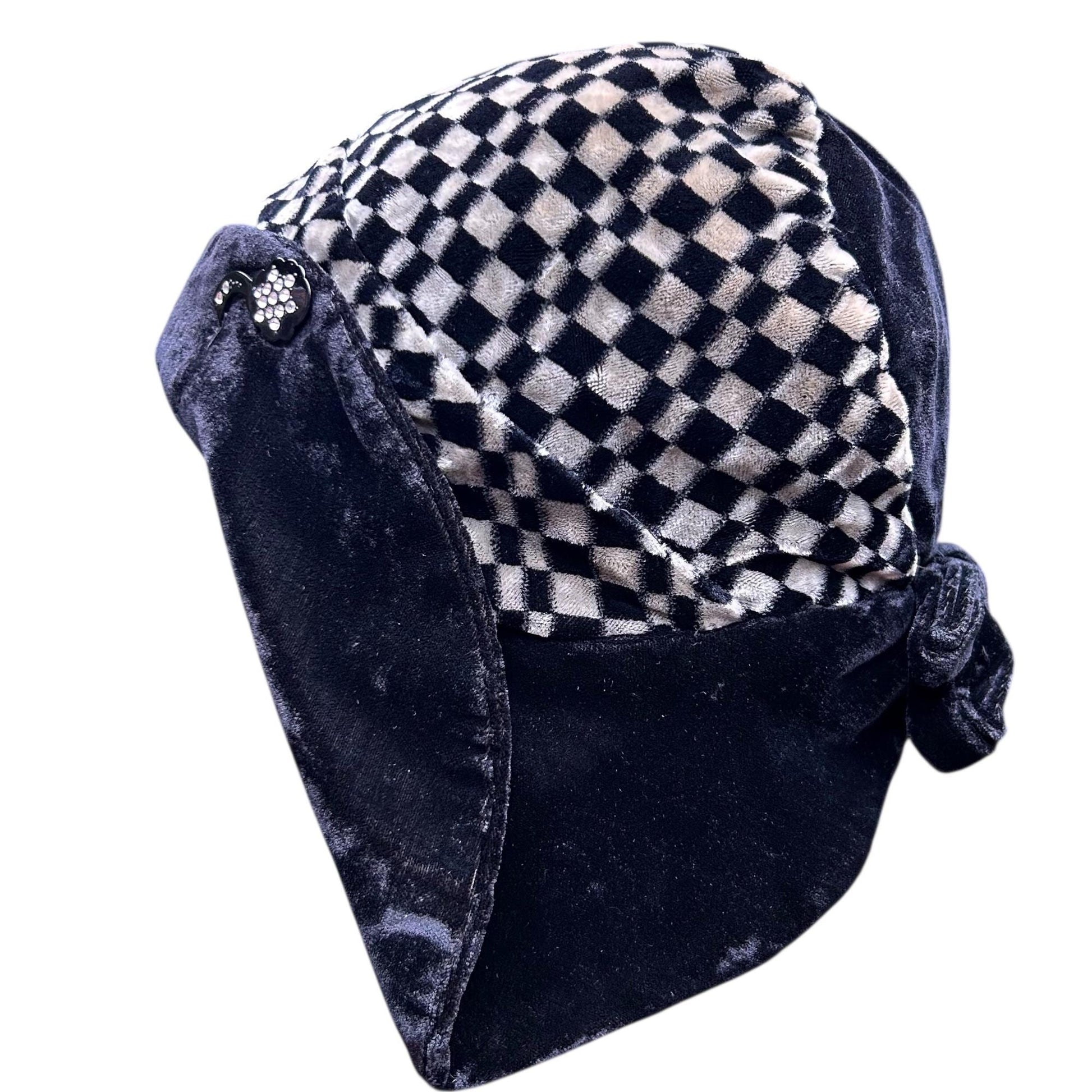 1920s velvet cloche hat, chequered with original hat flash - Splendid Vintage World