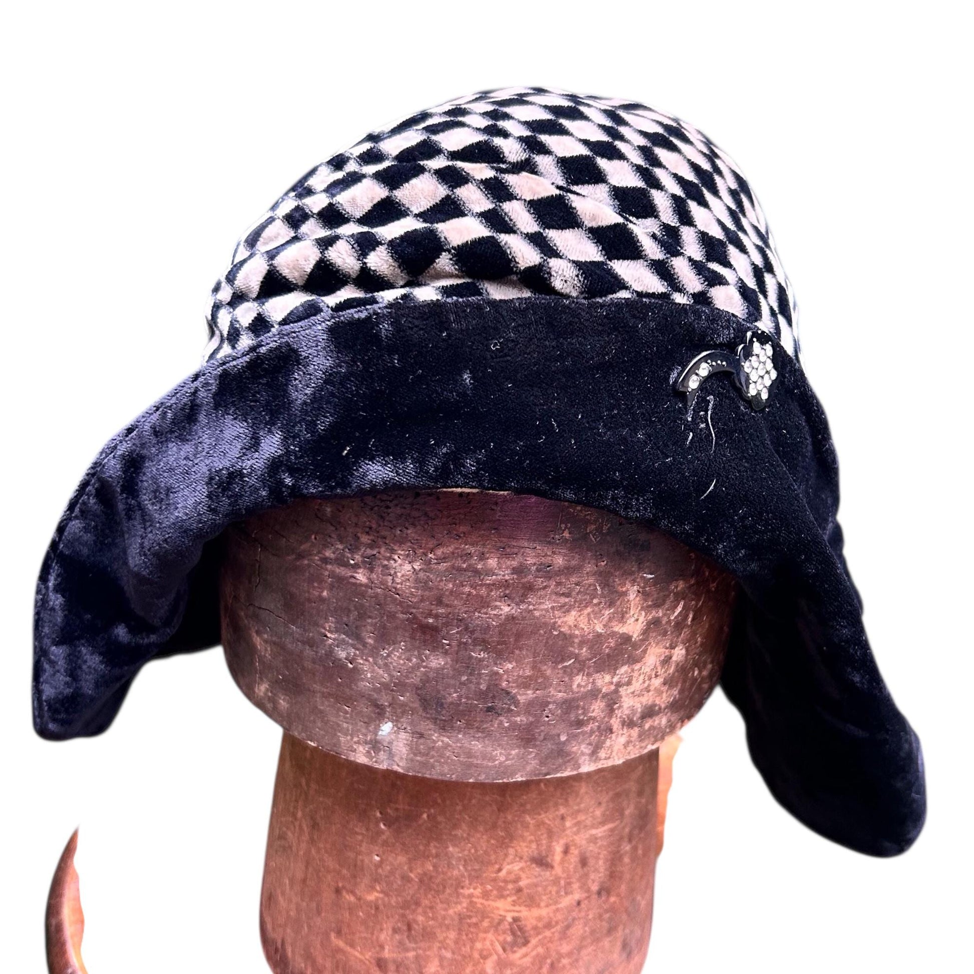 1920s velvet cloche hat, chequered with original hat flash - Splendid Vintage World
