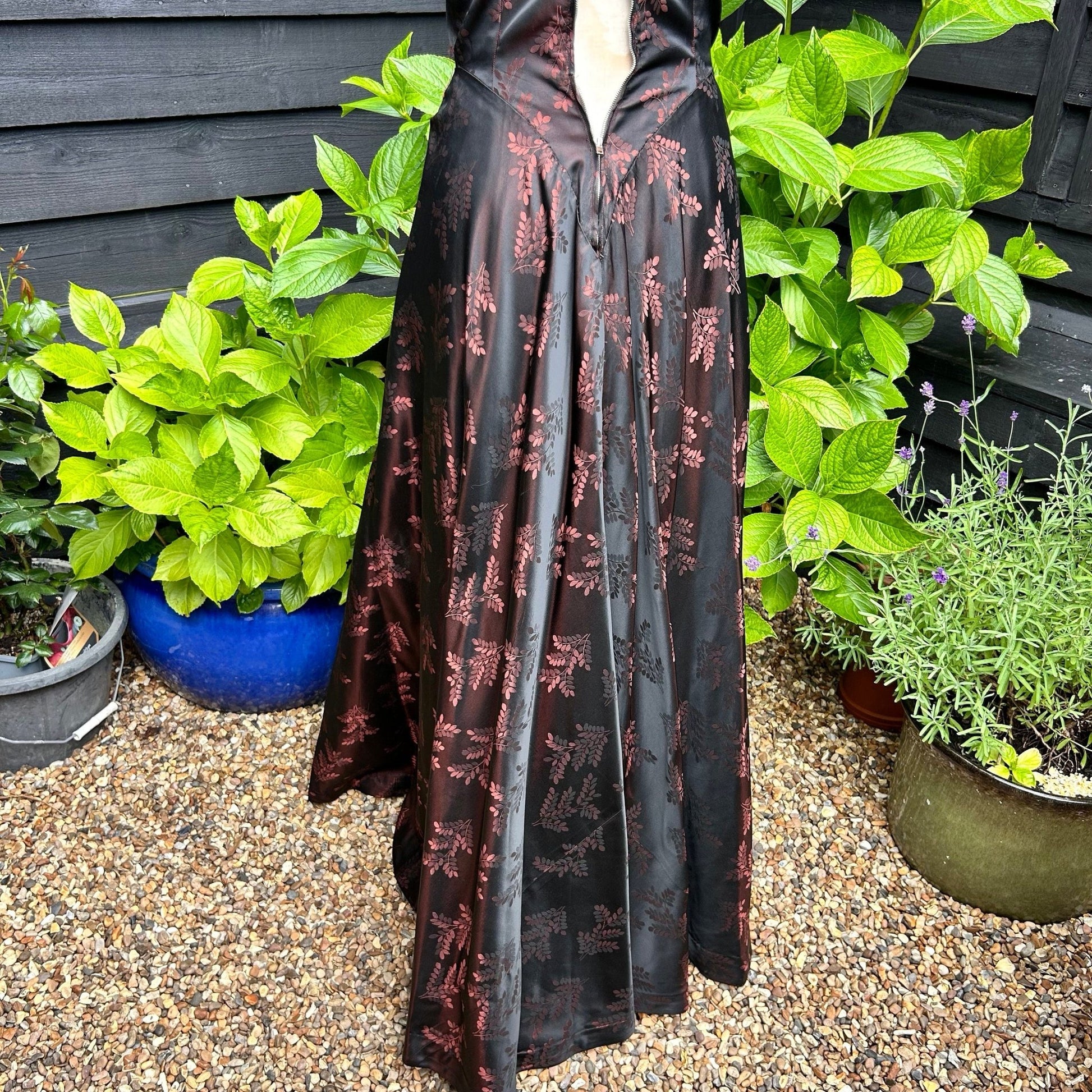 skirt of 1950s long evening dress black & pink floral damask in garden setting - Splendid Vintage World
