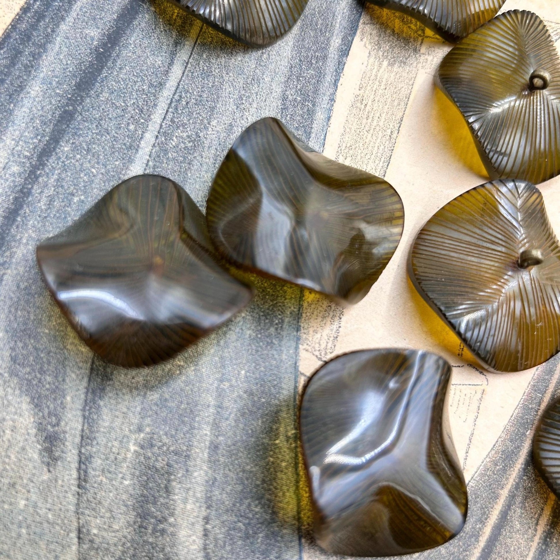 9 vintage buttons 32 mm wide carved buttons dark olive green with brass loops - Splendid Vintage World
