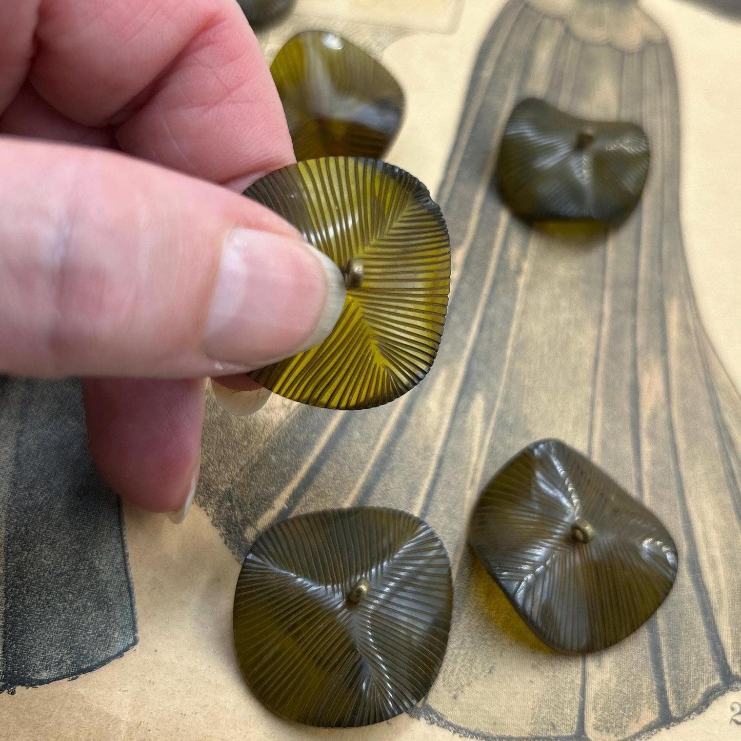 9 vintage buttons 32 mm wide carved buttons dark olive green with brass loops - Splendid Vintage World