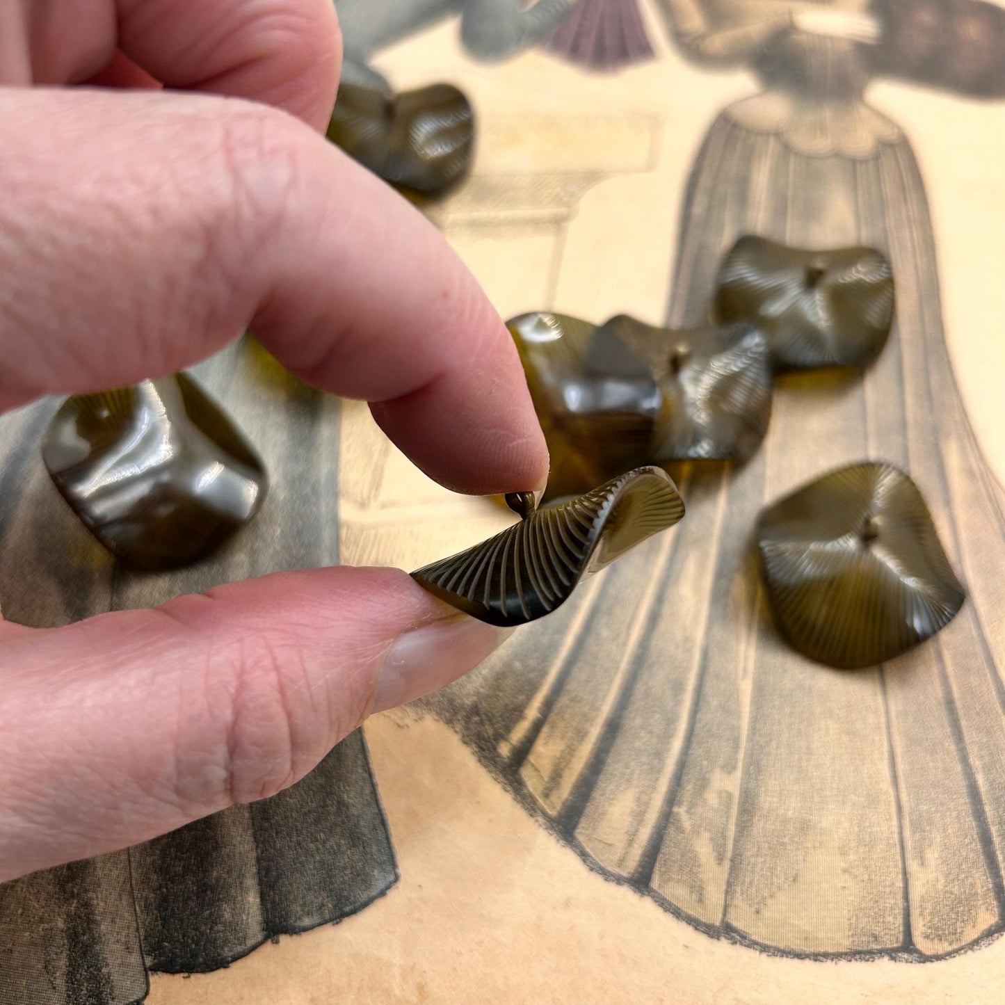 9 vintage buttons 32 mm wide carved buttons dark olive green with brass loops - Splendid Vintage World