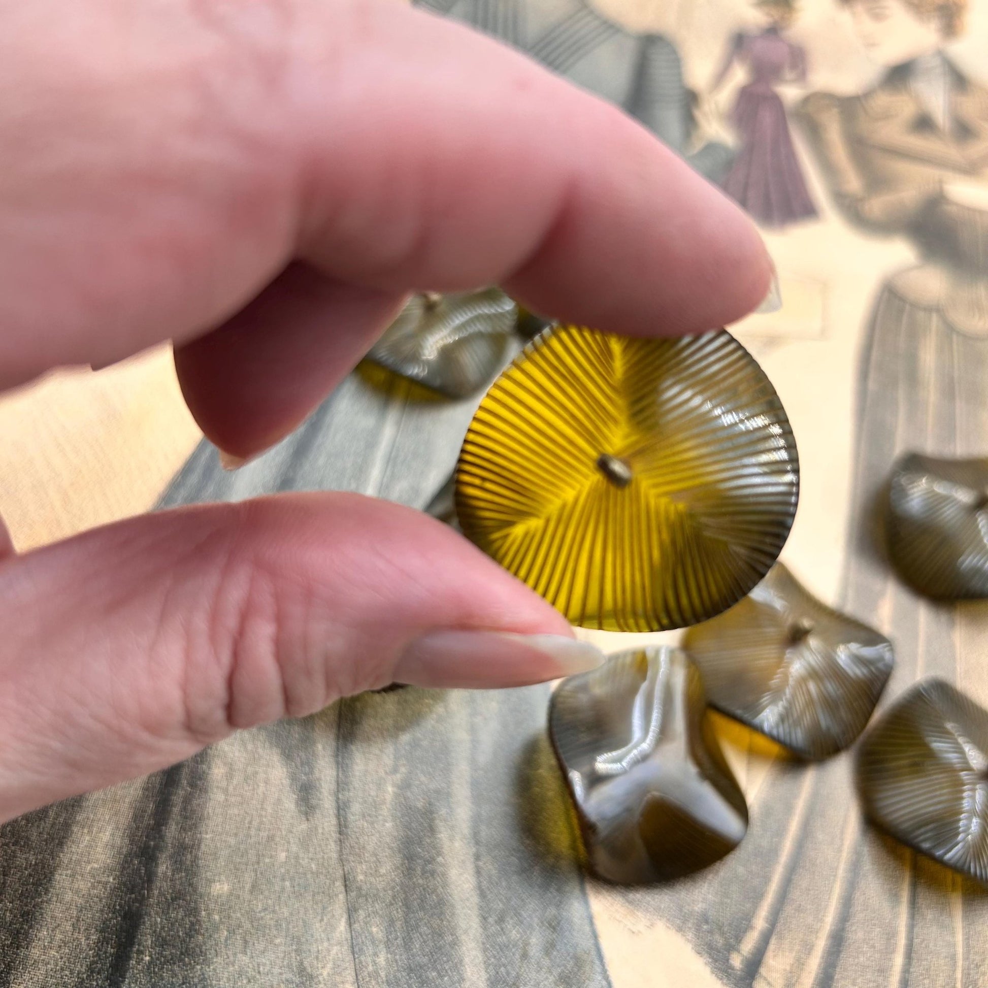 9 vintage buttons 32 mm wide carved buttons dark olive green with brass loops - Splendid Vintage World