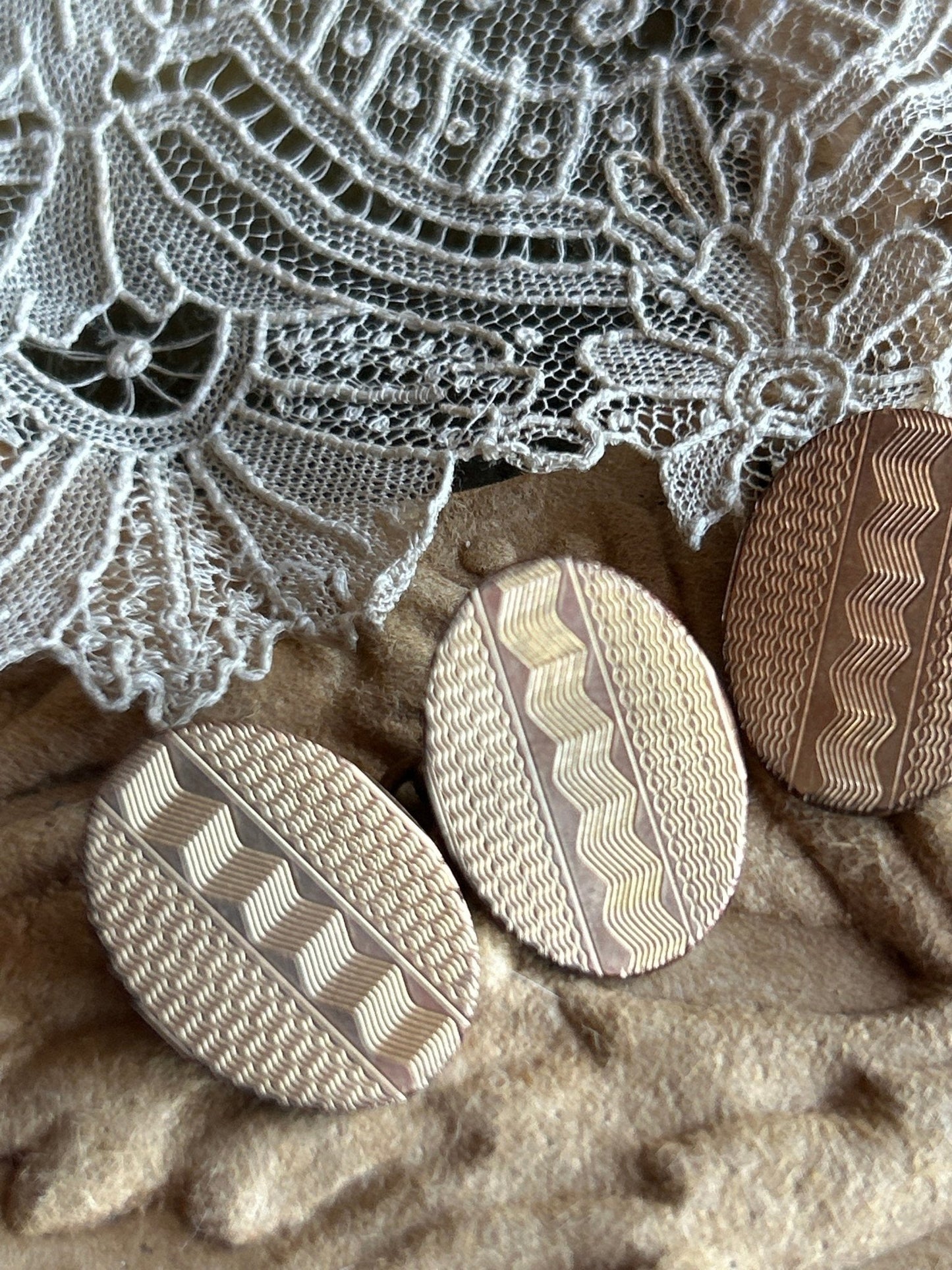oval 10ct gold front cufflinks engraved zig zag pattern against lace & light brown embossed card - Splendid Vintage World