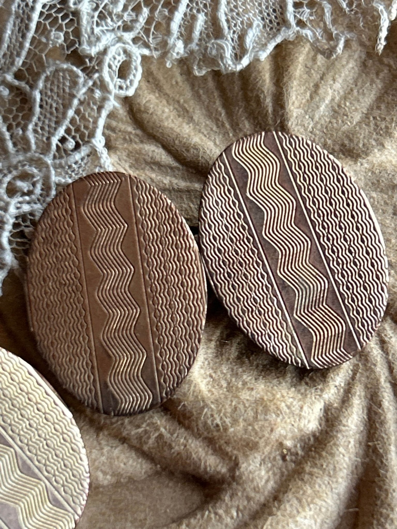 oval 10CT gold front cufflinks engraved zig zag pattern against lace & light brown embossed card - Splendid Vintage World
