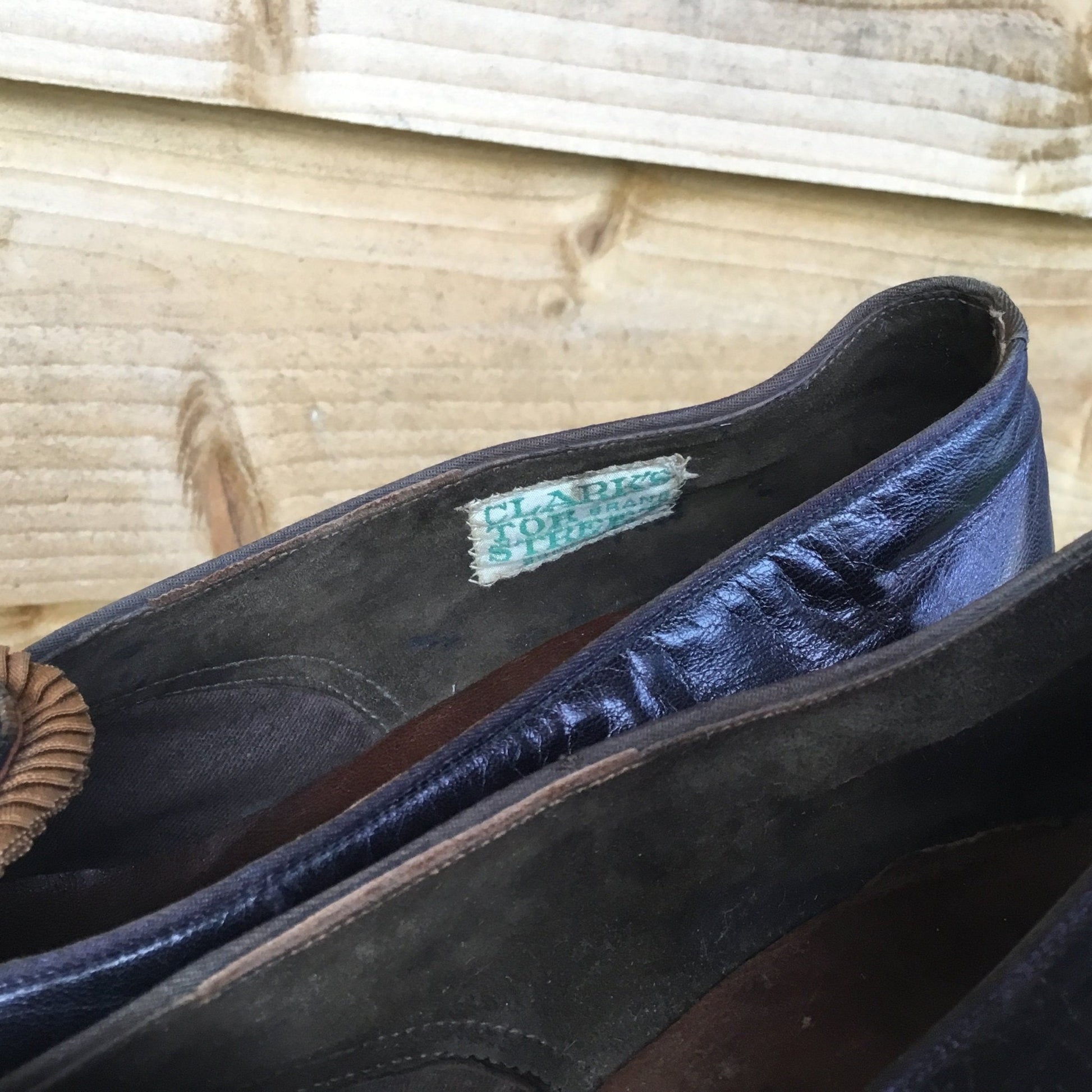 Clark's Tor Street label inside shoe infant of wooden panels - Splendid Vintage World