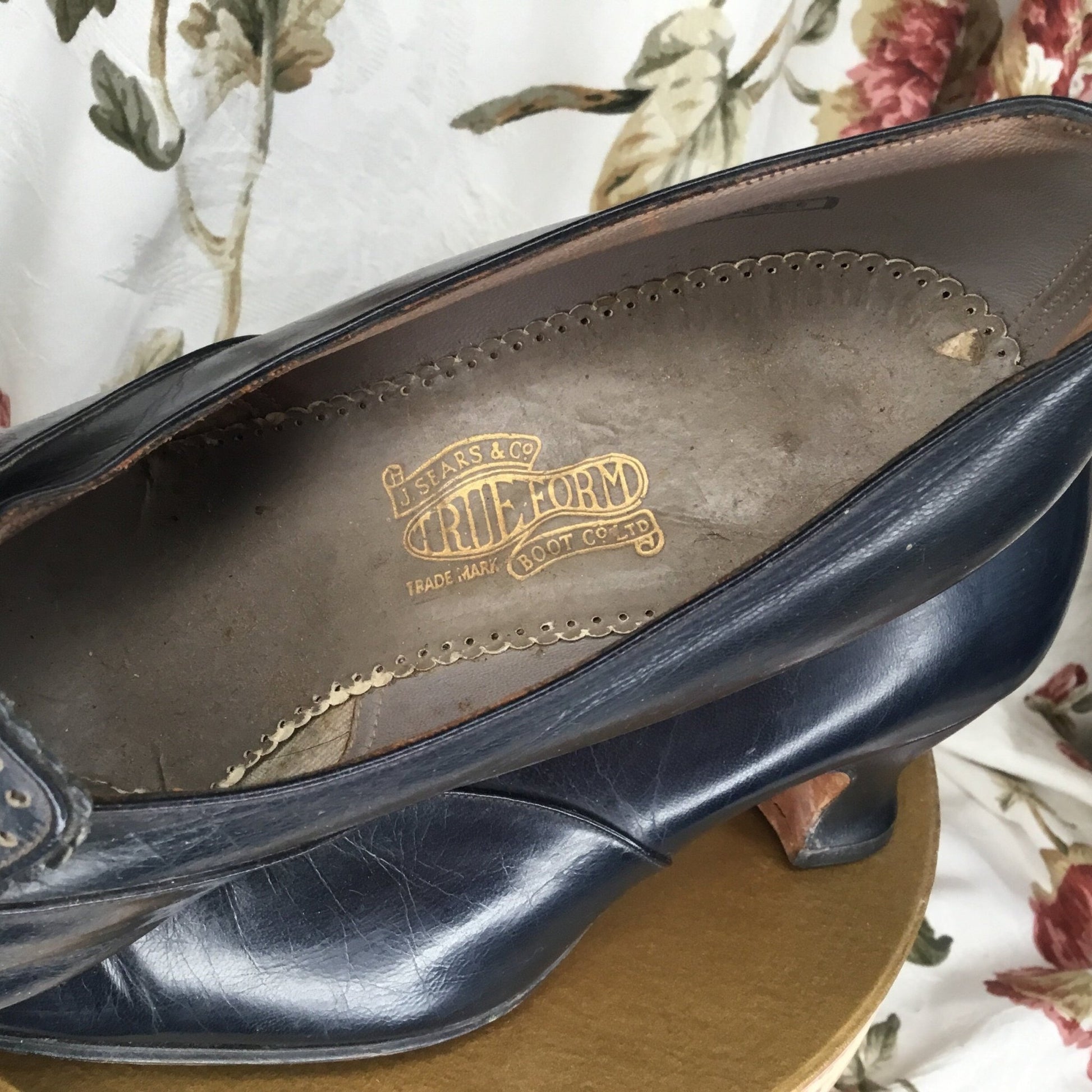 Dark Blue Leather Shoes internal gold embossed makers mark on grey leather - Splendid Vintage World