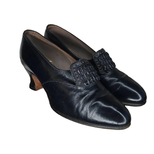 Dark Blue Leather Shoes with Louis Heels, Buckle adornment on vamp against white background - Splendid Vintage World
