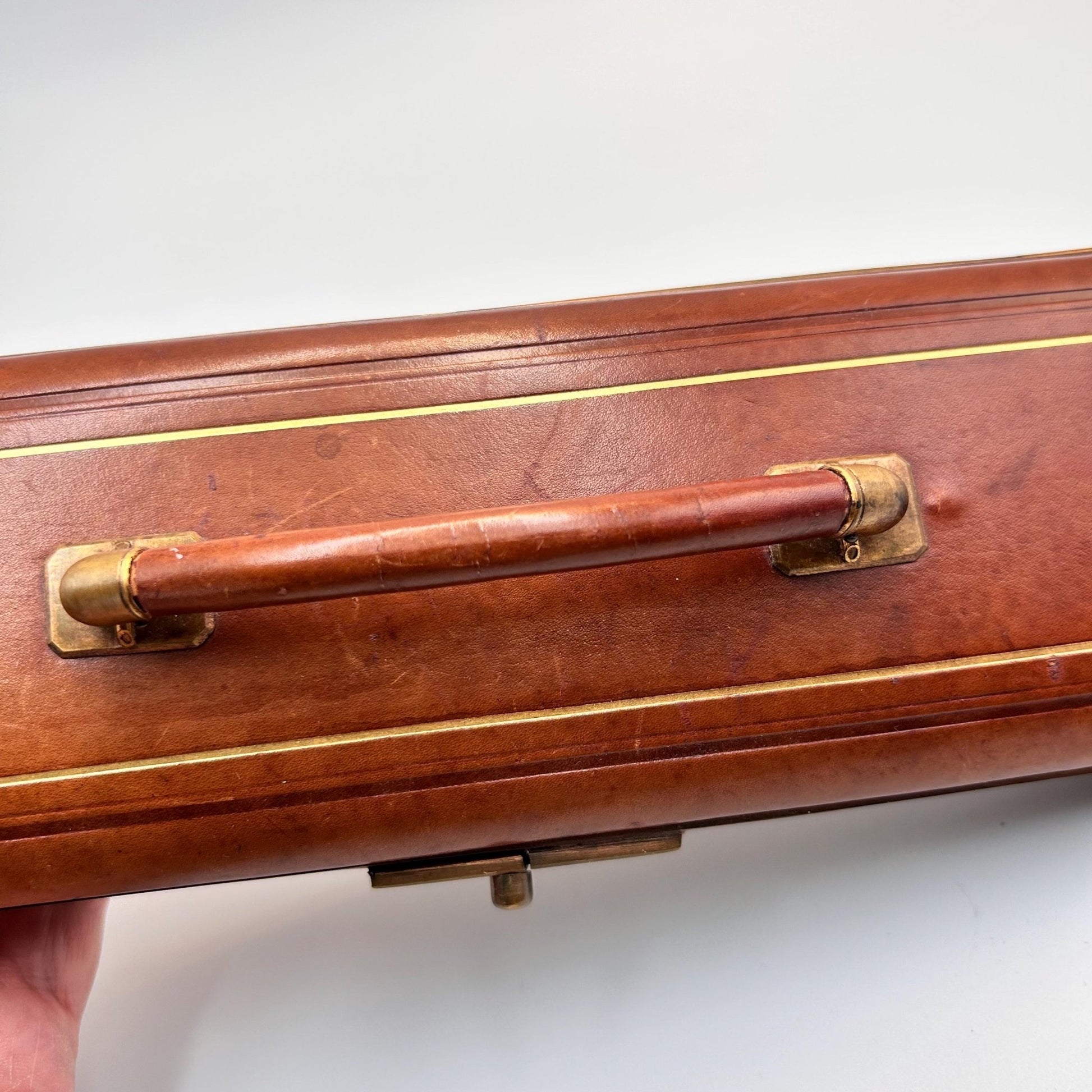 Top view of the handle of the Antique leather expanding glove case, glove box lined in blue silk - Splendid Vintage World