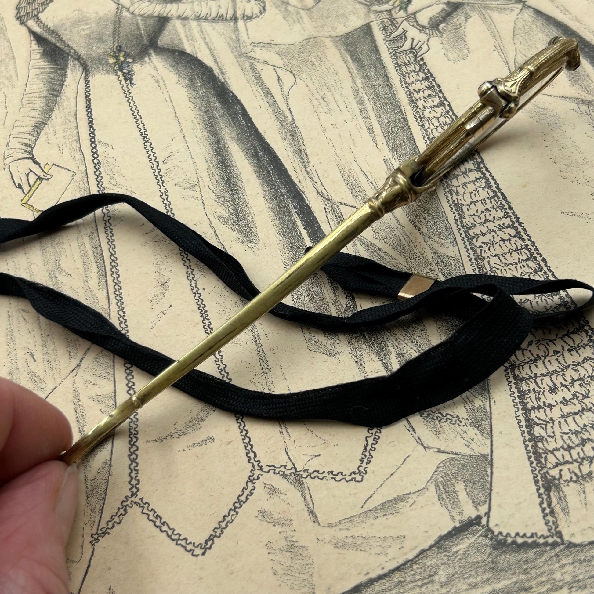Antique folding lorgnettes magnifiers ornate frames filled gold 1/20 folding with old ribbon - Splendid Vintage World