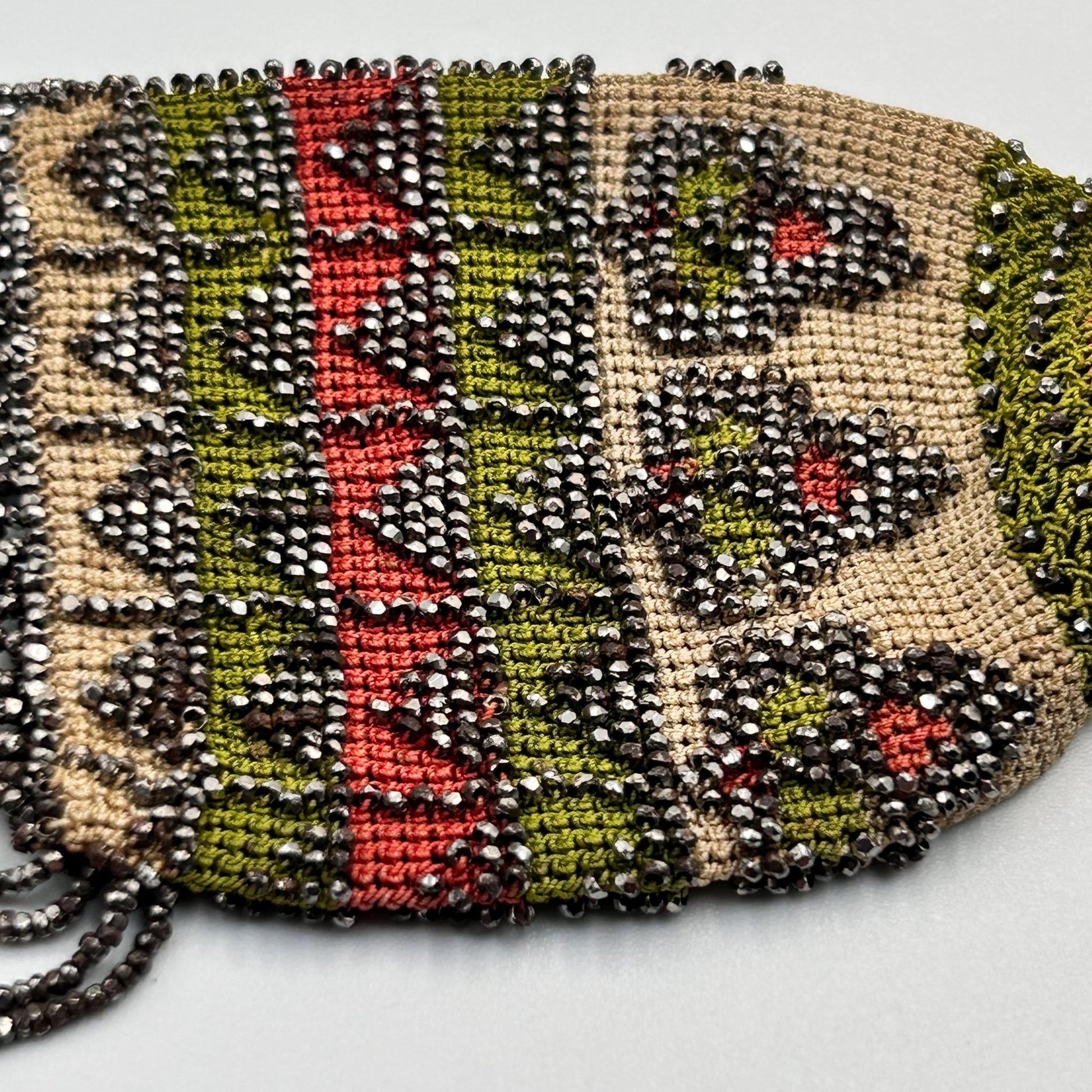Antique misers purse with cut steel beading and fringe in green, red & beige 19 cm - Splendid Vintage World