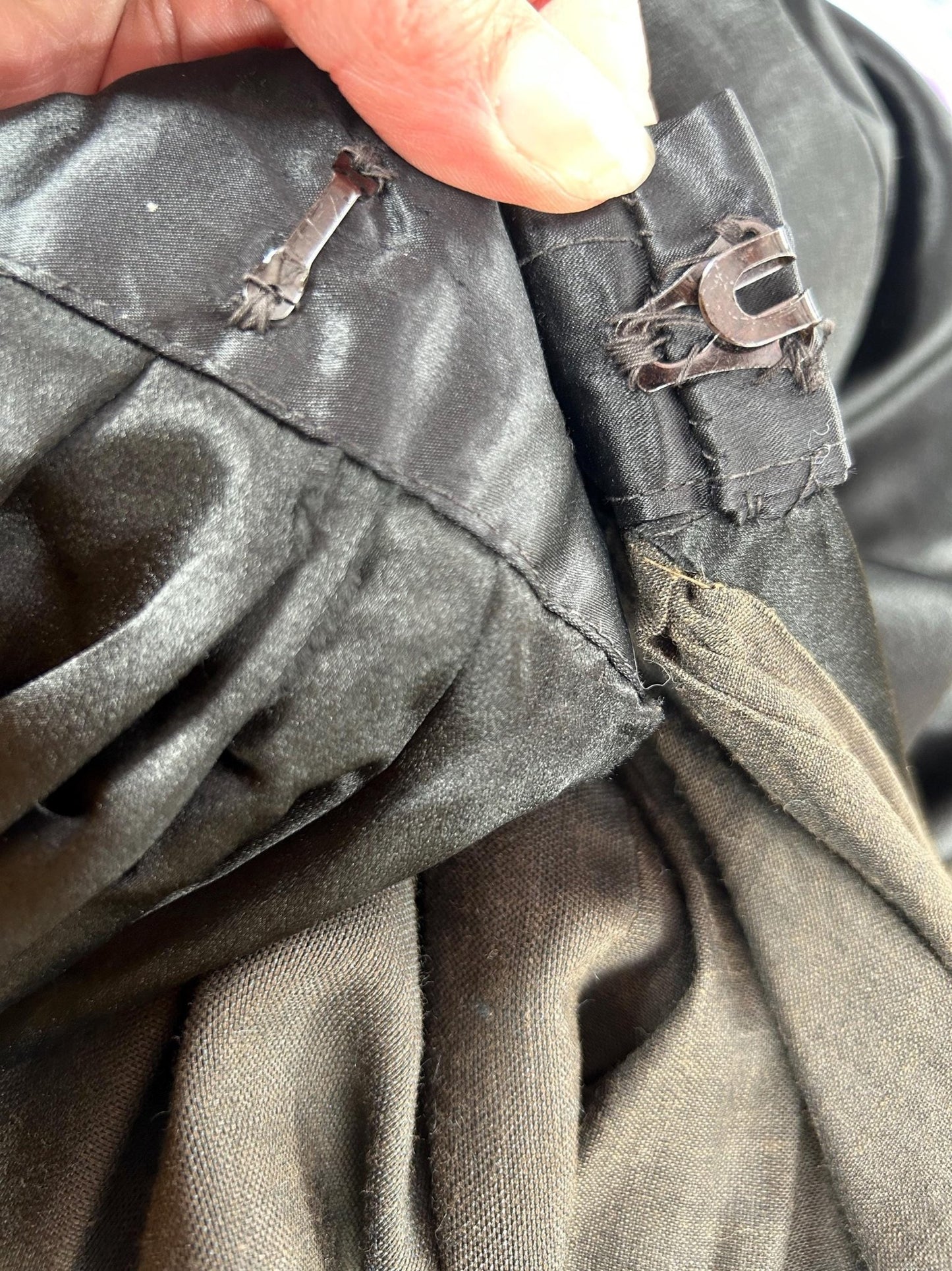 fastenings to waistband