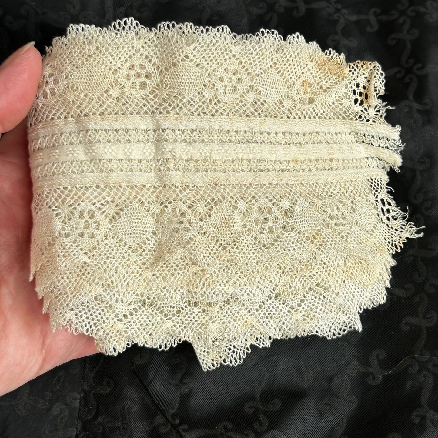 Antique White Lace Trim: Exquisite Vintage Detail, 2m x 8.5cm Wide - Splendid Vintage World