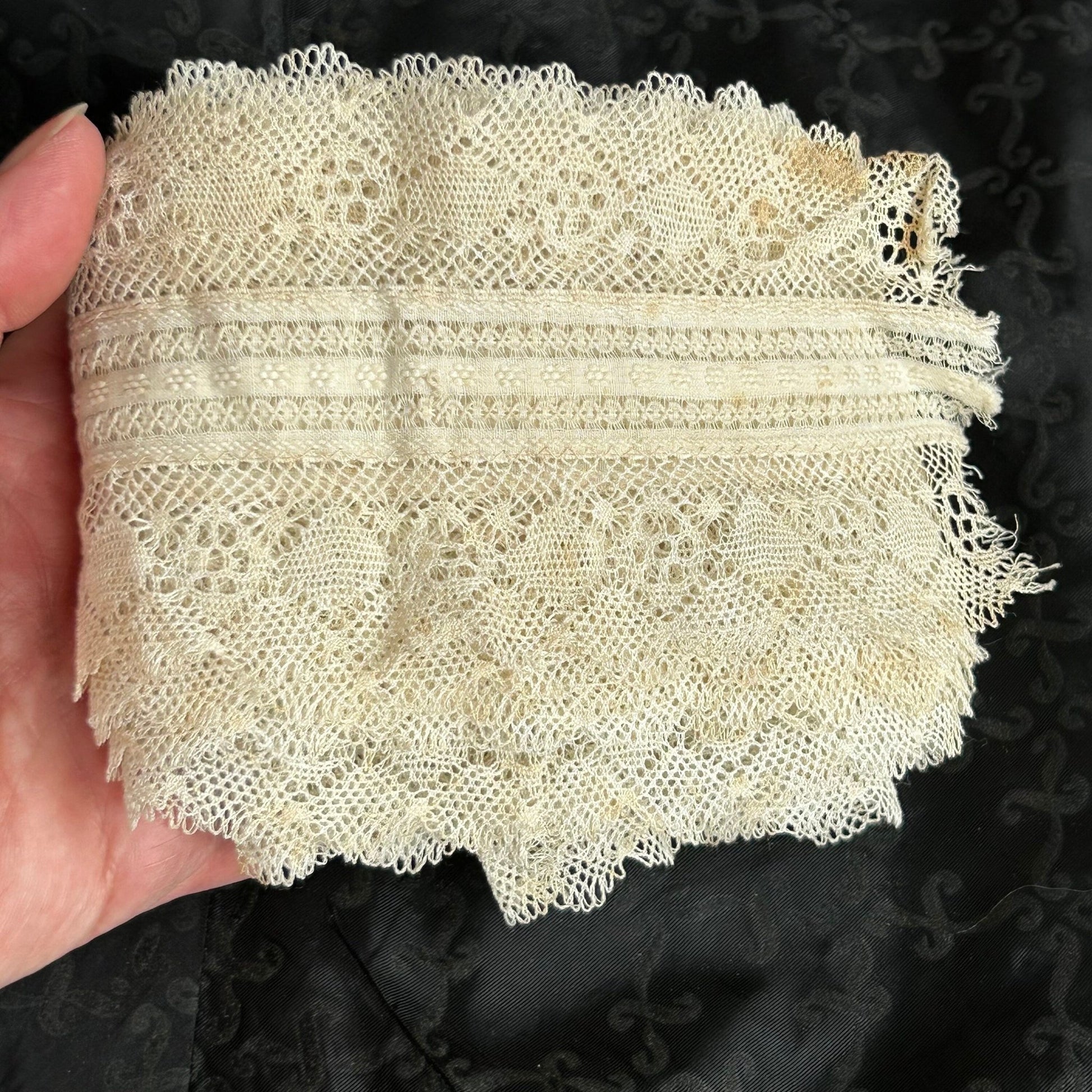 Antique White Lace Trim: Exquisite Vintage Detail, 2m x 8.5cm Wide - Splendid Vintage World