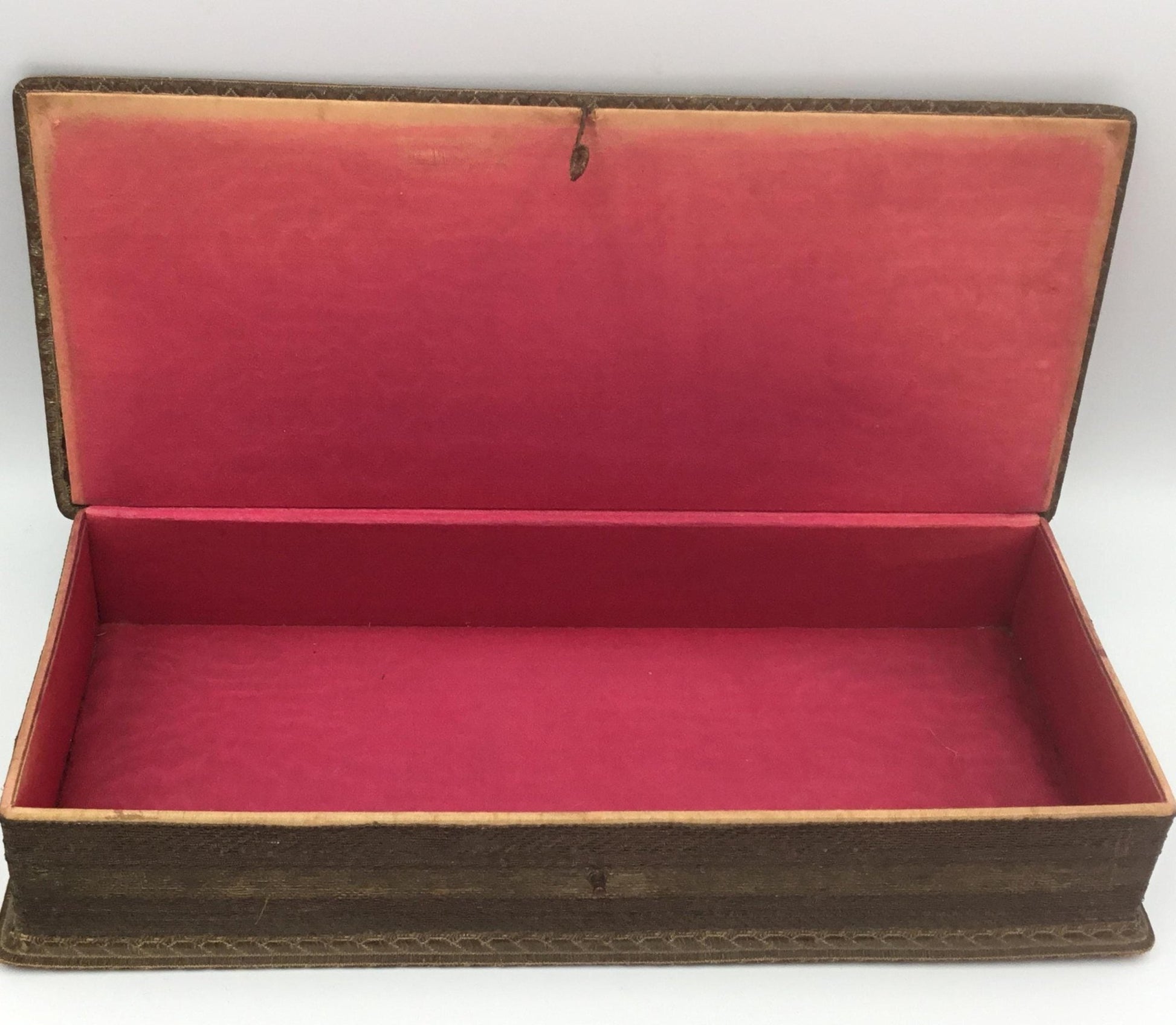 Arts & Crafts embroidered glove box , metallic trimmed art nouveau box - Splendid Vintage World