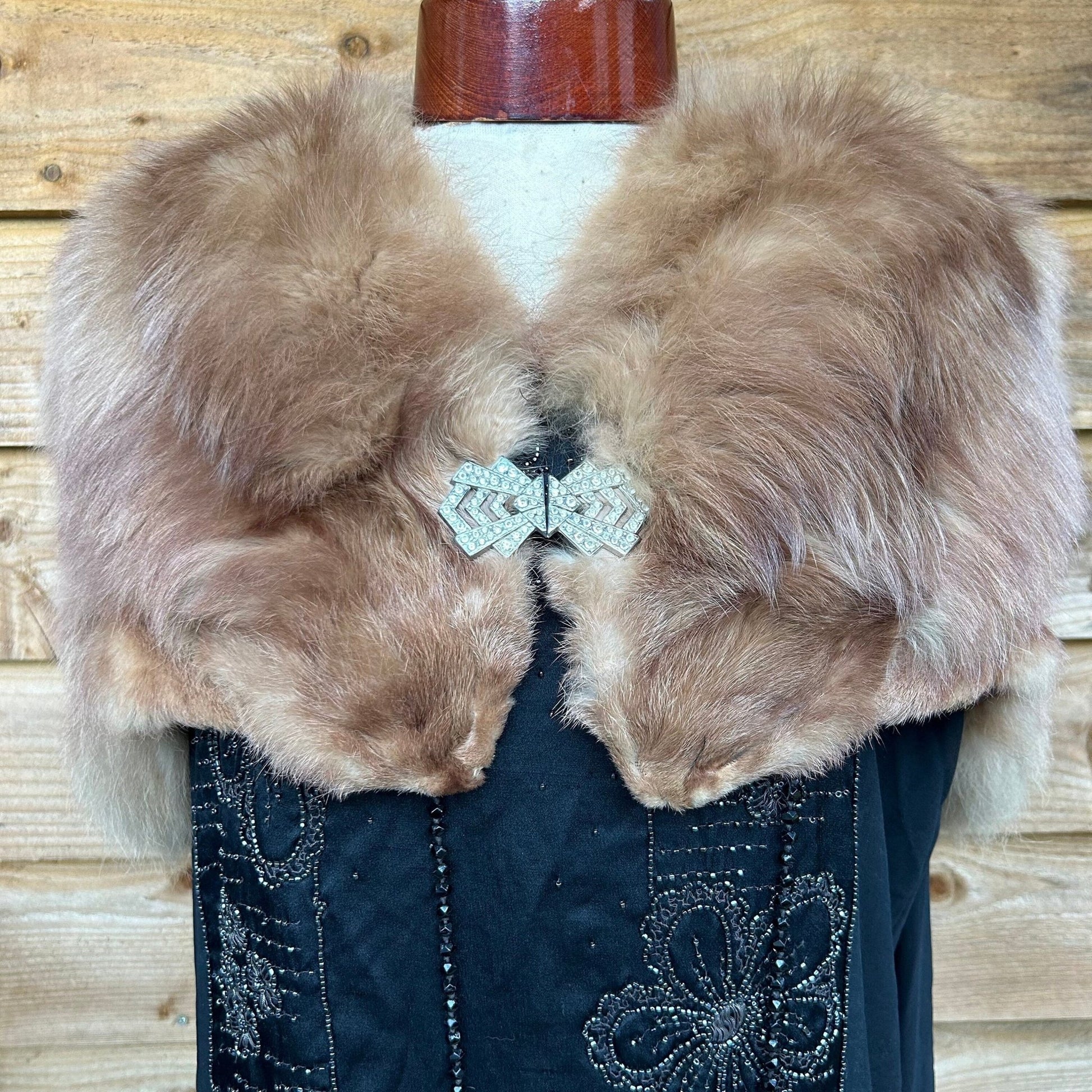 Genuine Vintage Fox Fur cape, Auburn with Art Deco Clasp perfect for a formal event or wedding - Splendid Vintage World