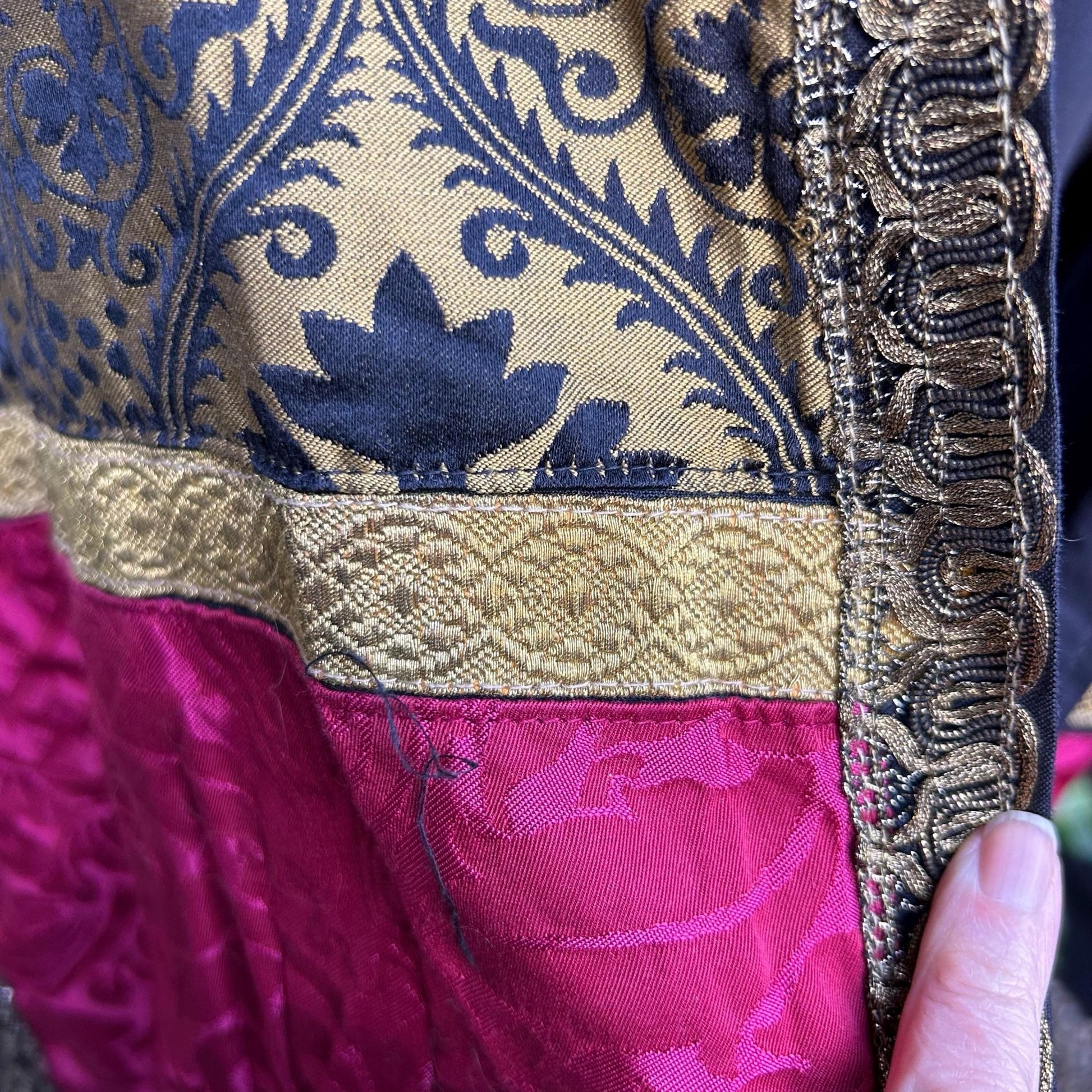 gold trimming between fabric panels of the Royal Opera House Covent Garden PARISFAL Costume scarf - Splendid Vintage World