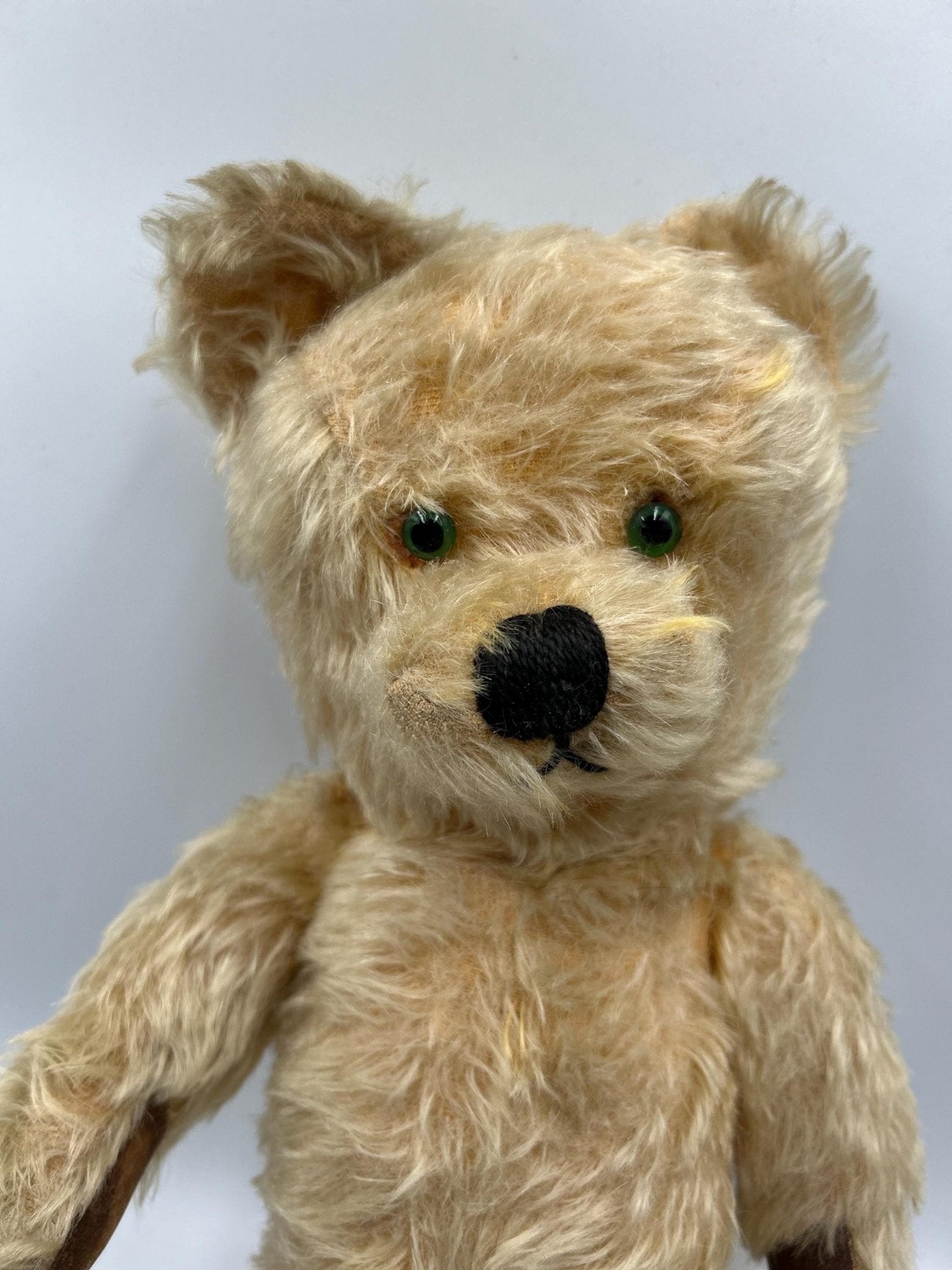 Vintage teddy bear jointed care worn green eyes 1950s 1960s on light background - Splendid Vintage World