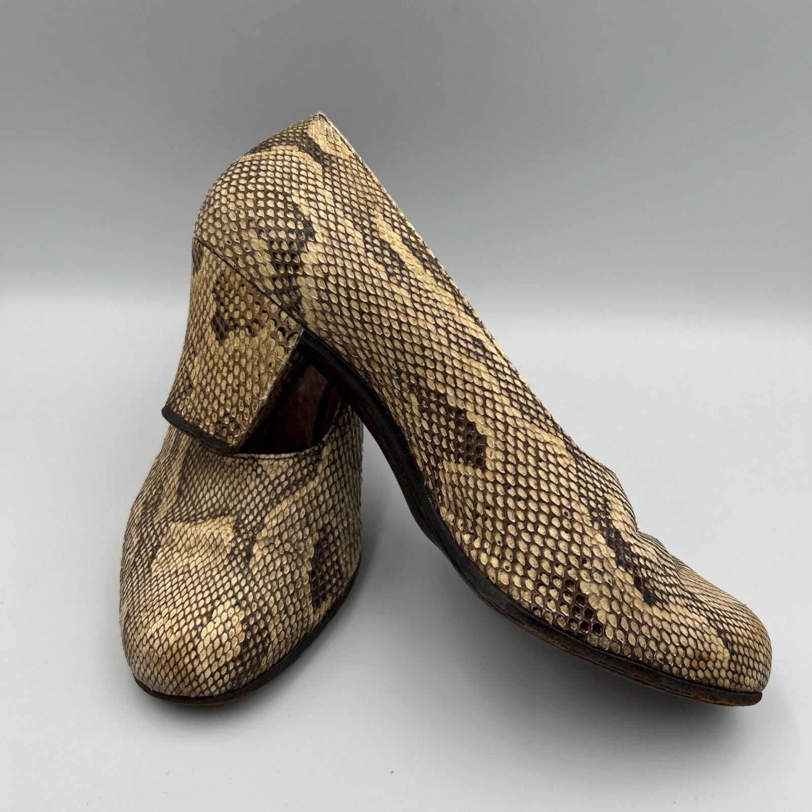 Vintage 1940s ladies leather heeled shoes on light background - Splendid Vintage World