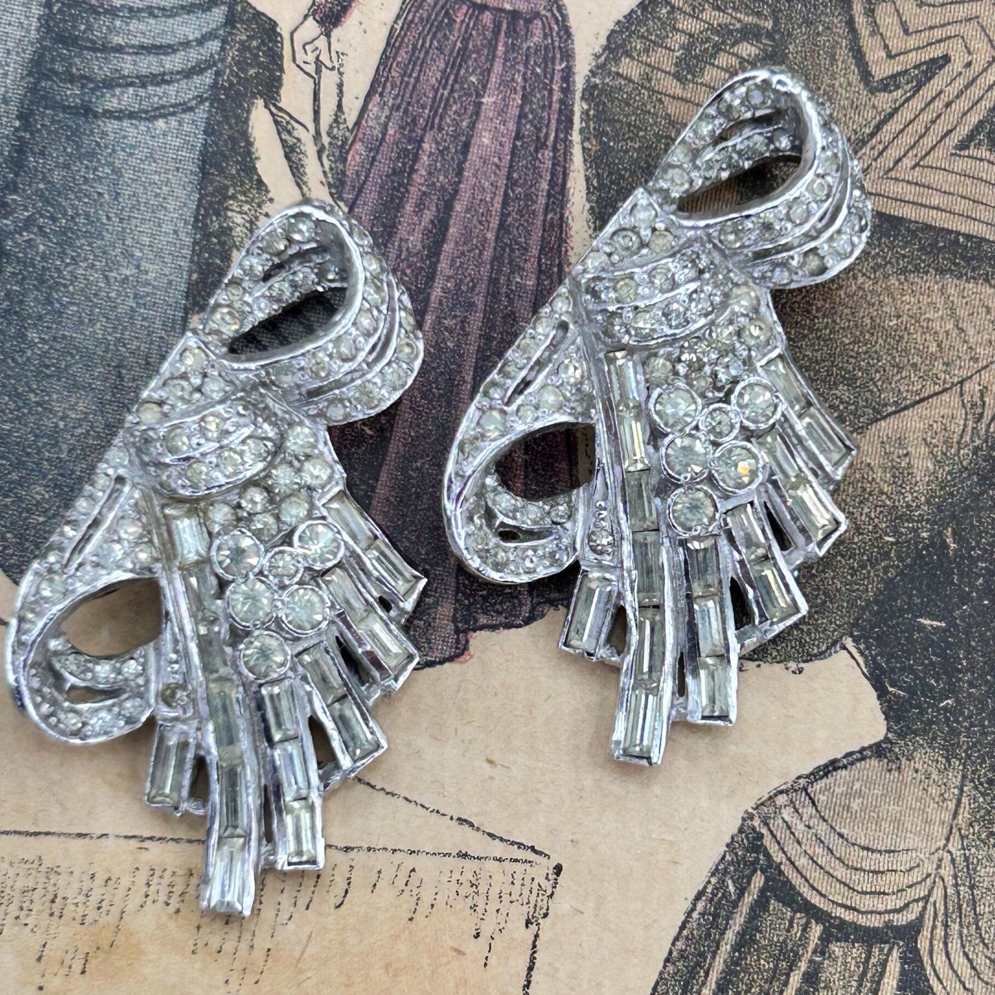 Vintage dress clips, decorative brooches or shoe clips of clear sparkly stones in the form of bows