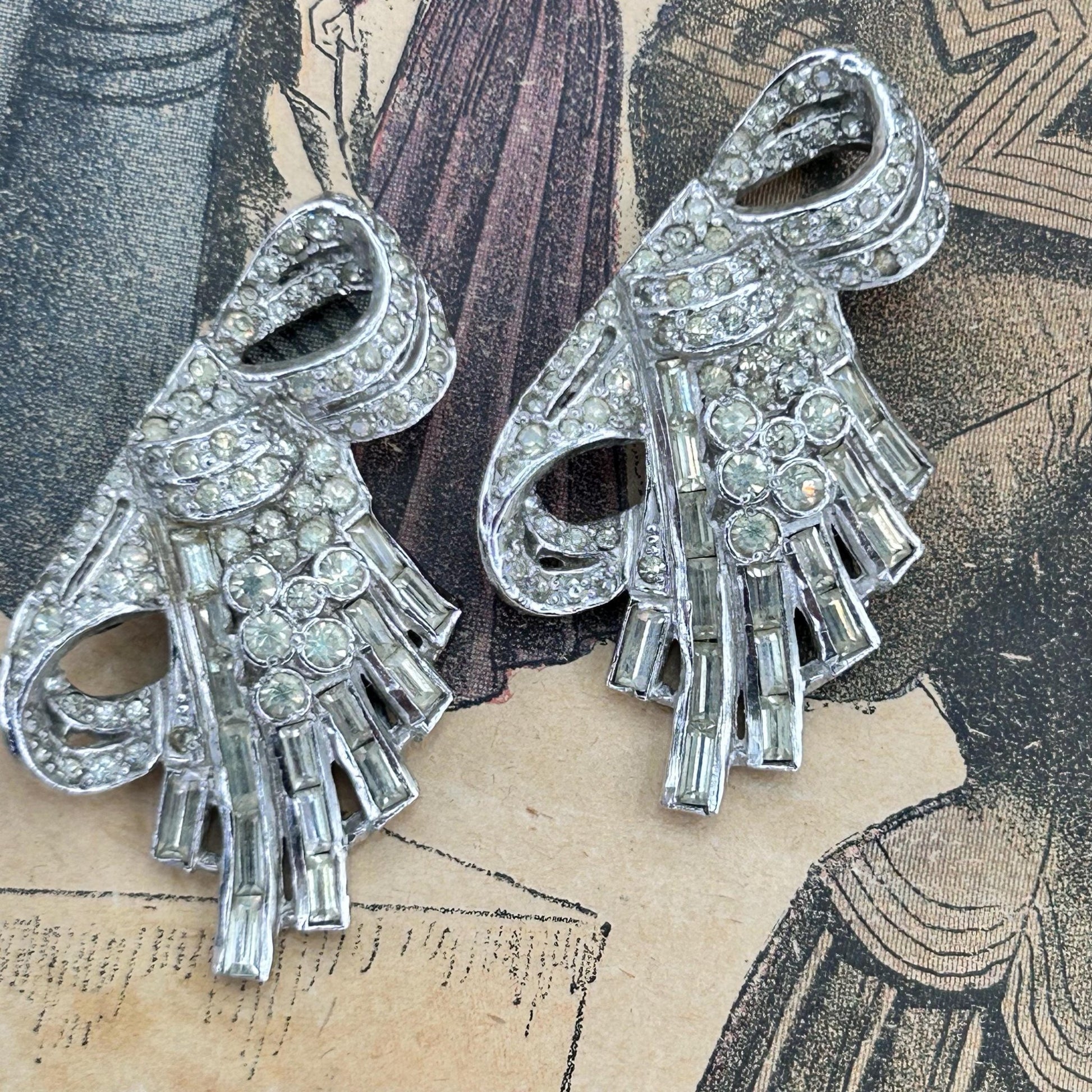 Vintage dress clips, decorative brooches or shoe clips in the form of clear sparkly bows - Splendid Vintage World