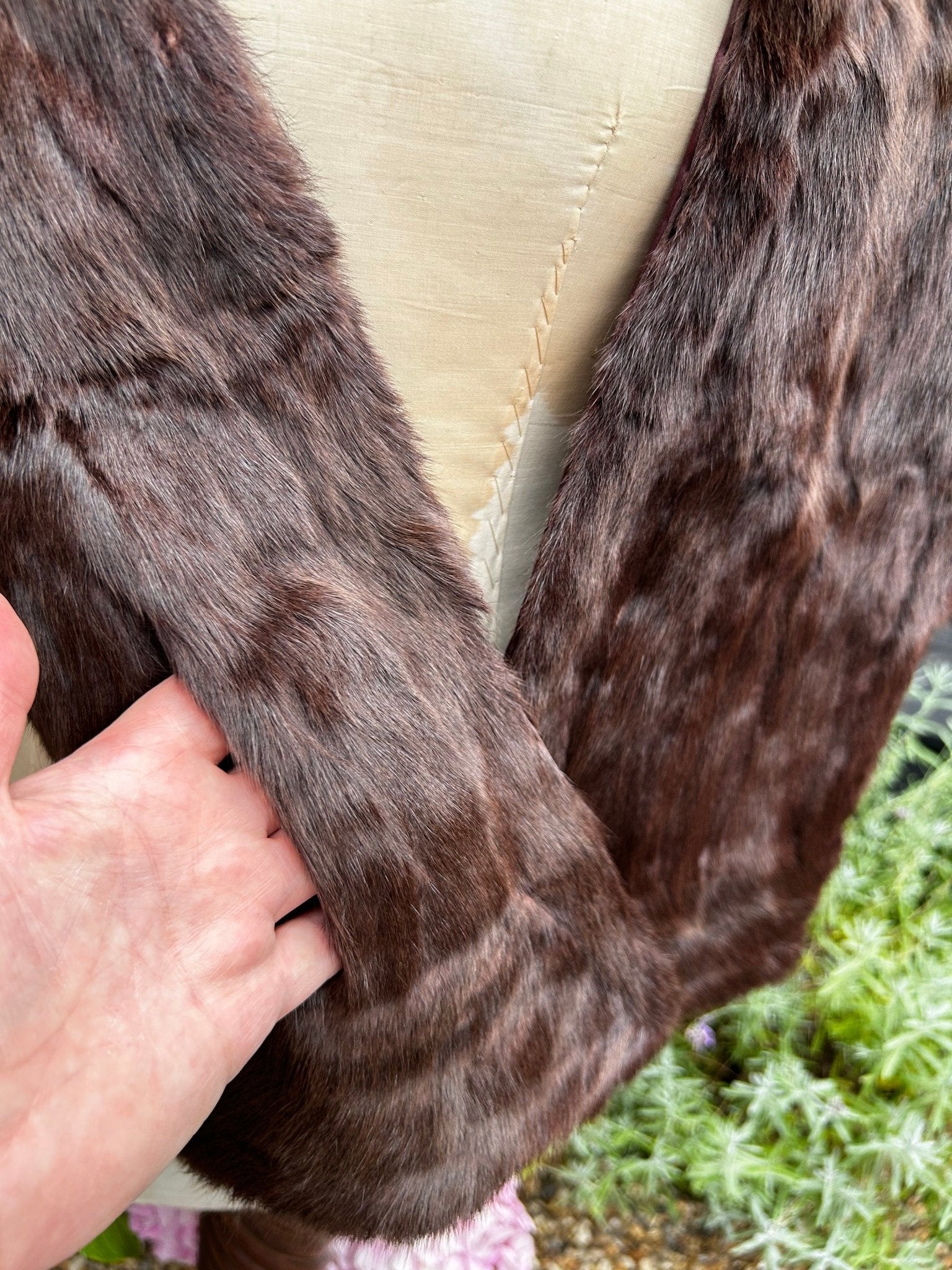Vintage red brown Fur Stole concealed pockets in front with hand inside one - Splendid Vintage World