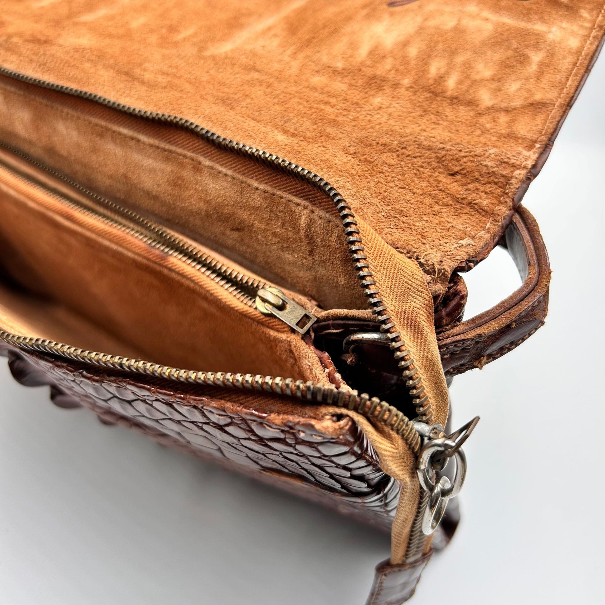 Vintage Hornback crocodile Handbag from the 1930s/ 1940s with multiple interior pockets - Splendid Vintage World