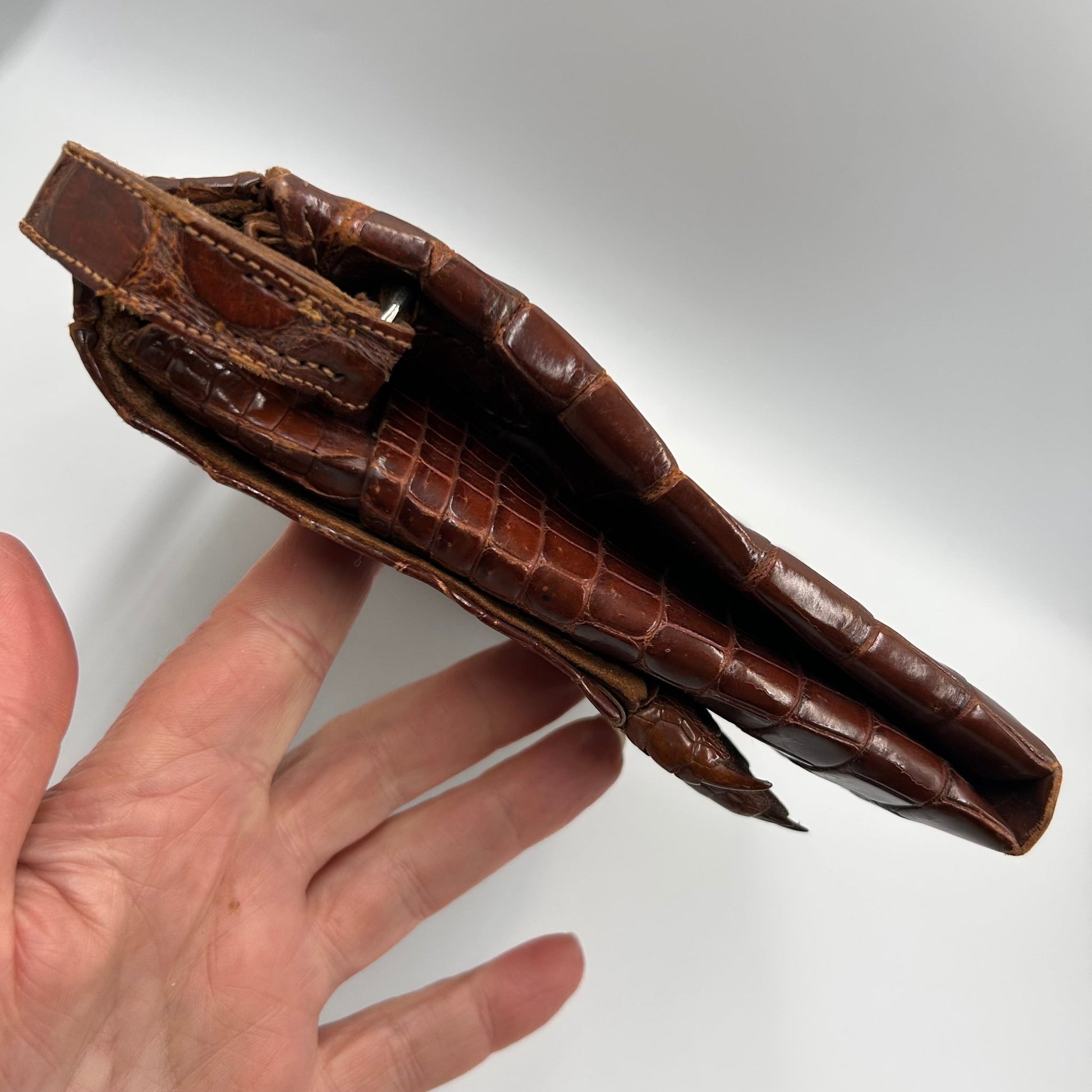 Vintage Hornback crocodile Handbag from the 1930s/ 1940s with multiple interior pockets - Splendid Vintage World