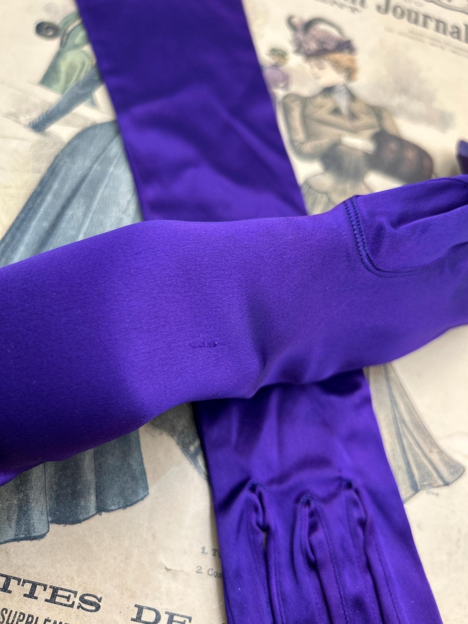 Vintage Long purple satin gloves by Neyret France 7, 37.5cm Long - Splendid Vintage World