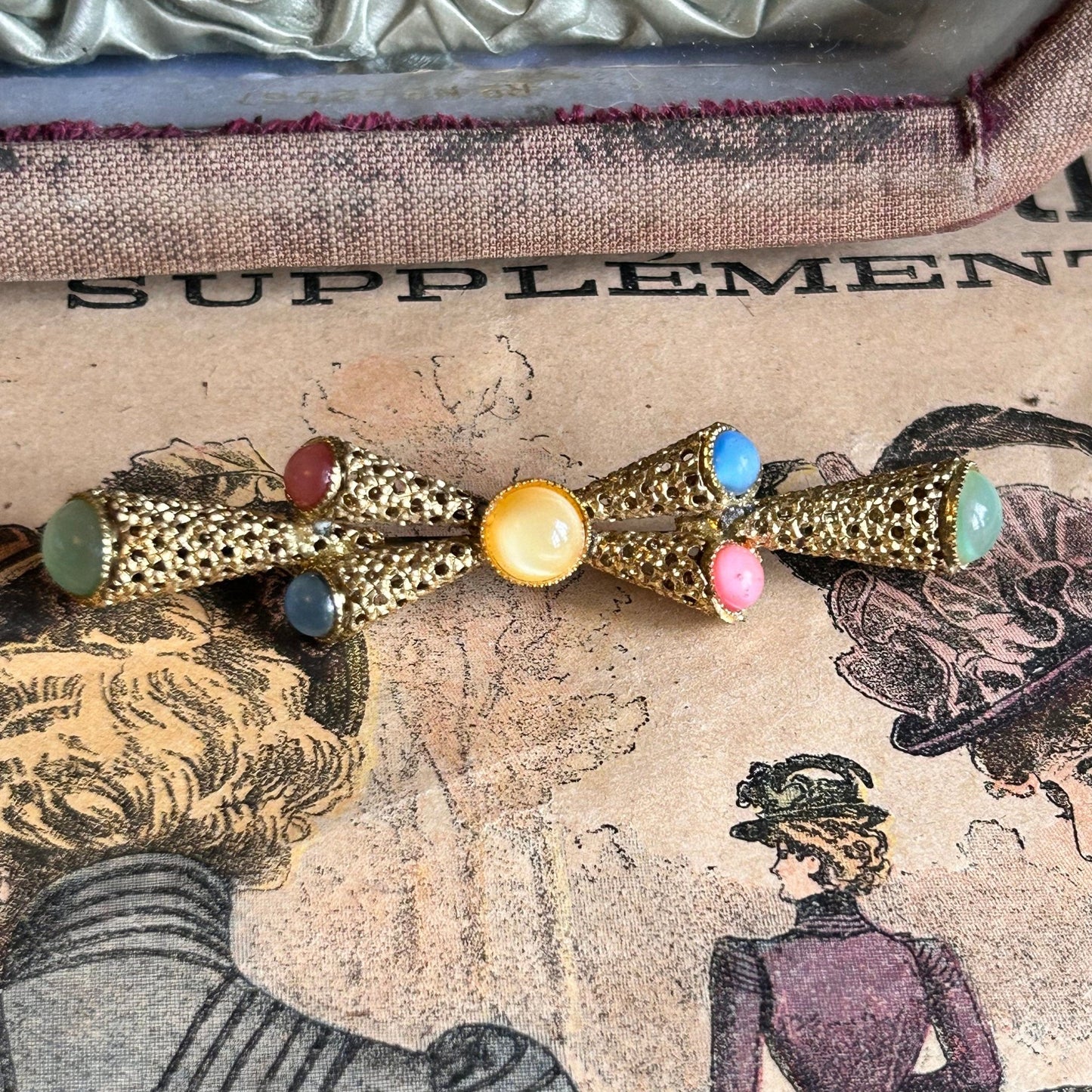 Vintage multicoloured cabochon brooch - Splendid Vintage World