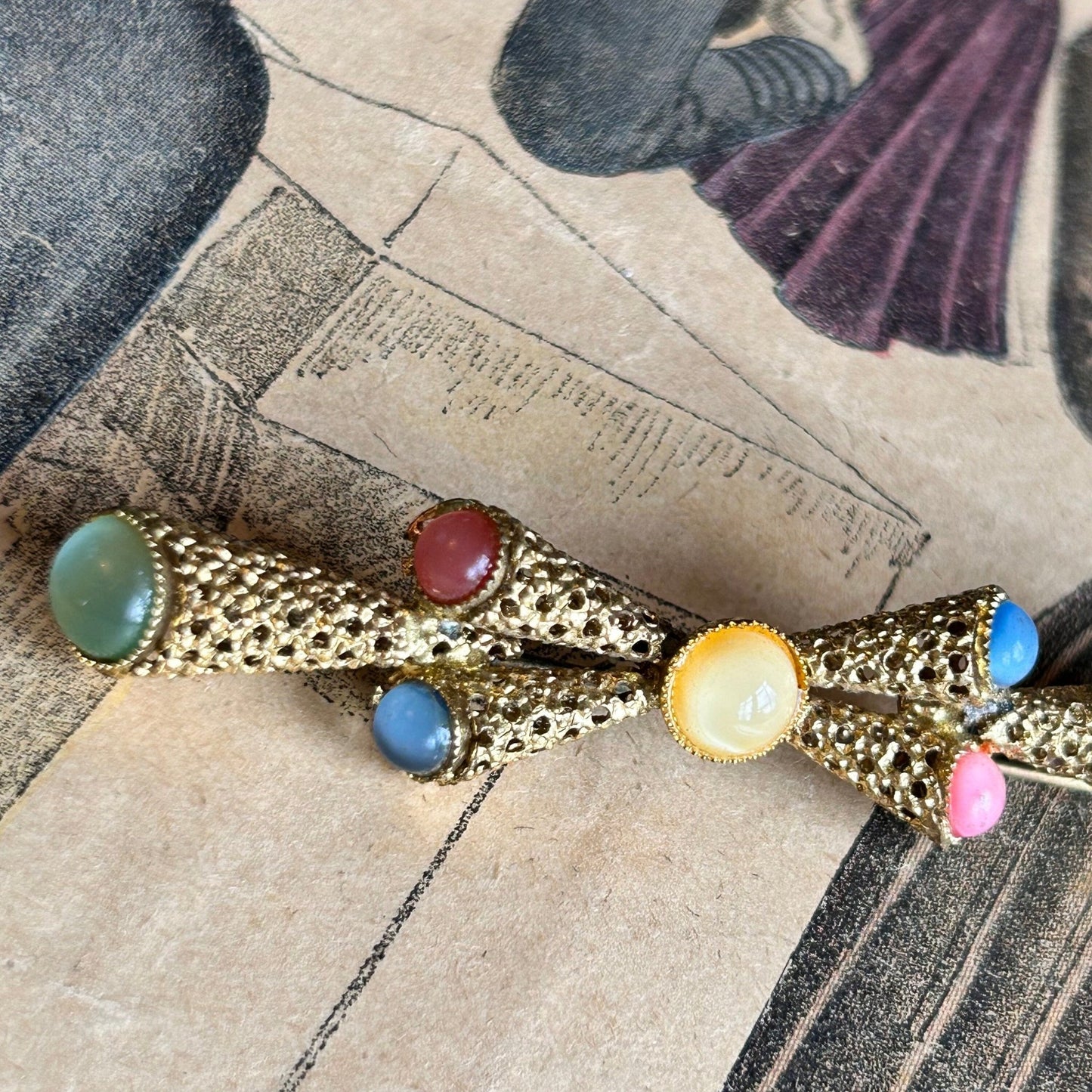 Vintage multicoloured cabochon brooch - Splendid Vintage World